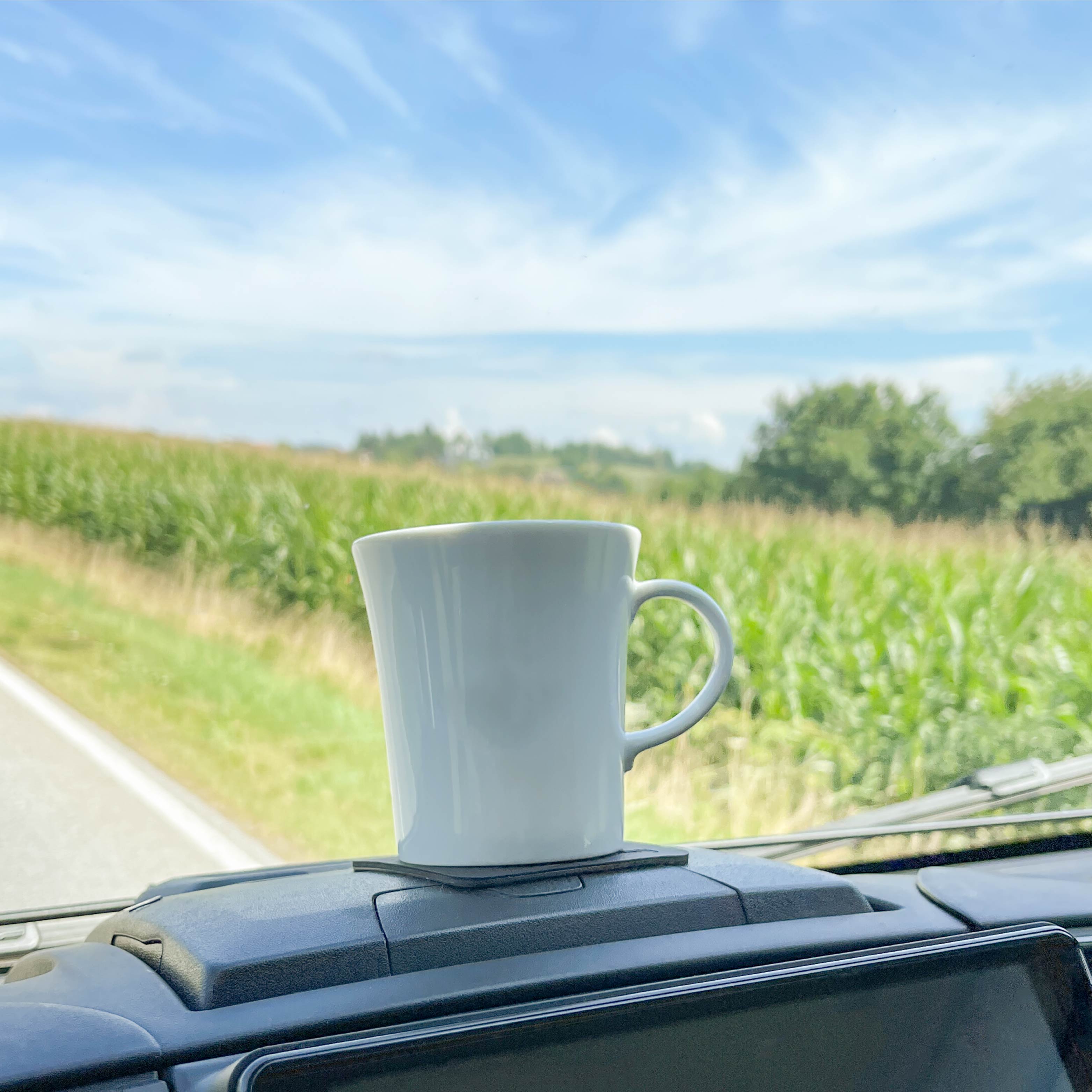 Tasse en porcelaine magnétique fixée sur le tableau de bord par un pad pendant le trajet