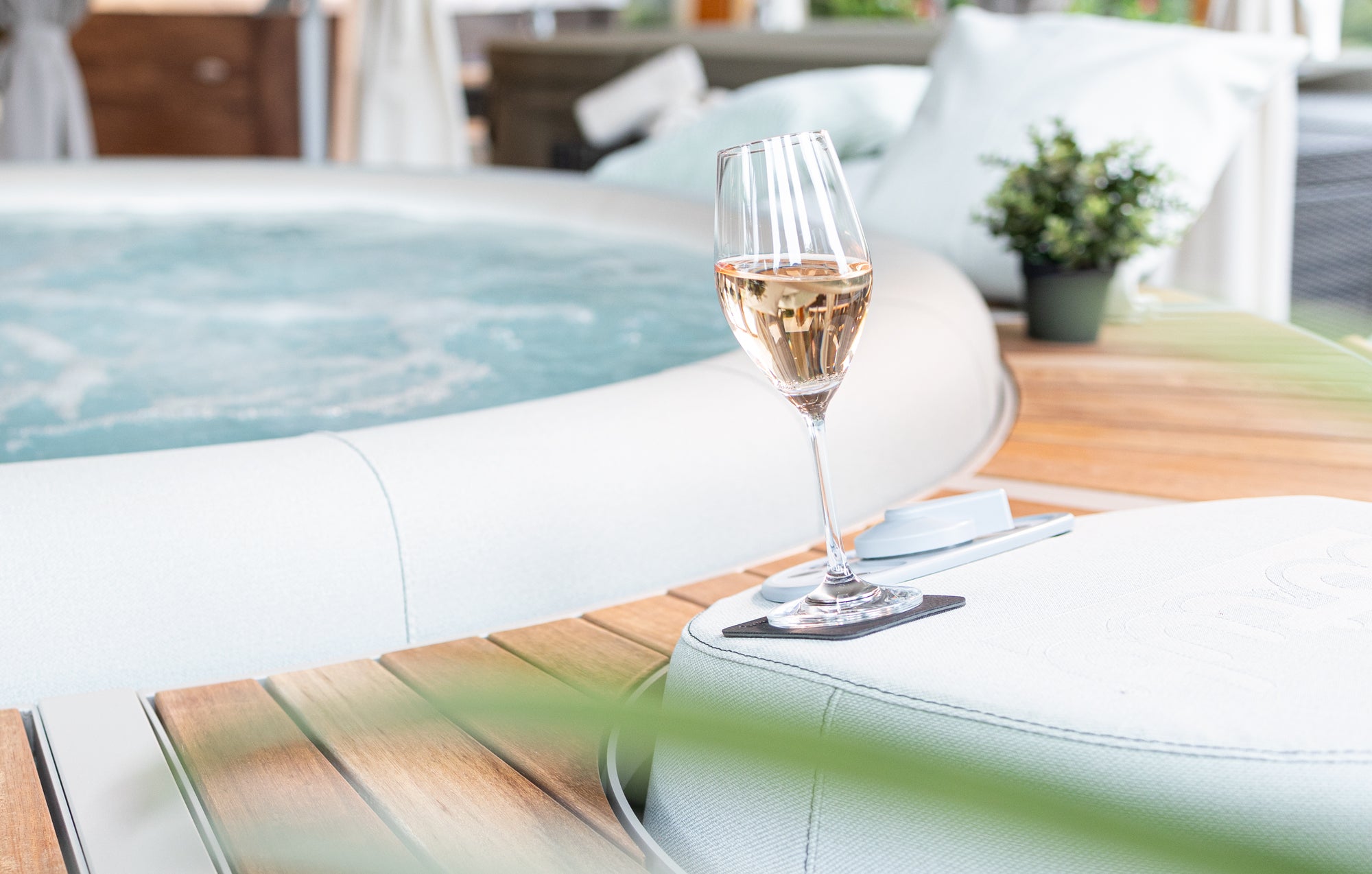 Magnet-VerreVerre en cristal Champagne sur pad à côté du jacuzzi