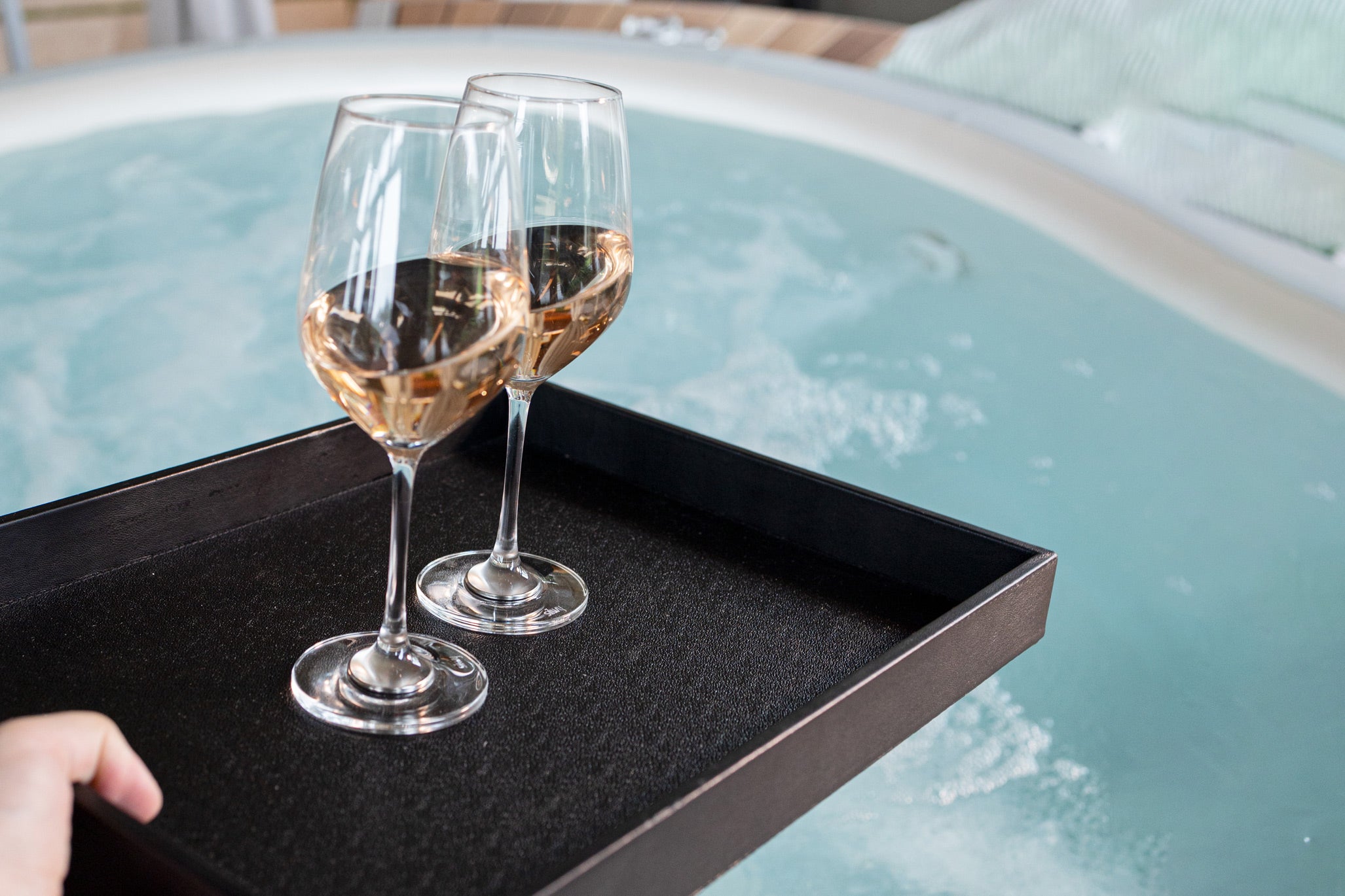 Magnet-VerresVerres en cristal Vin en position inclinée sur un plateau à côté du jacuzzi