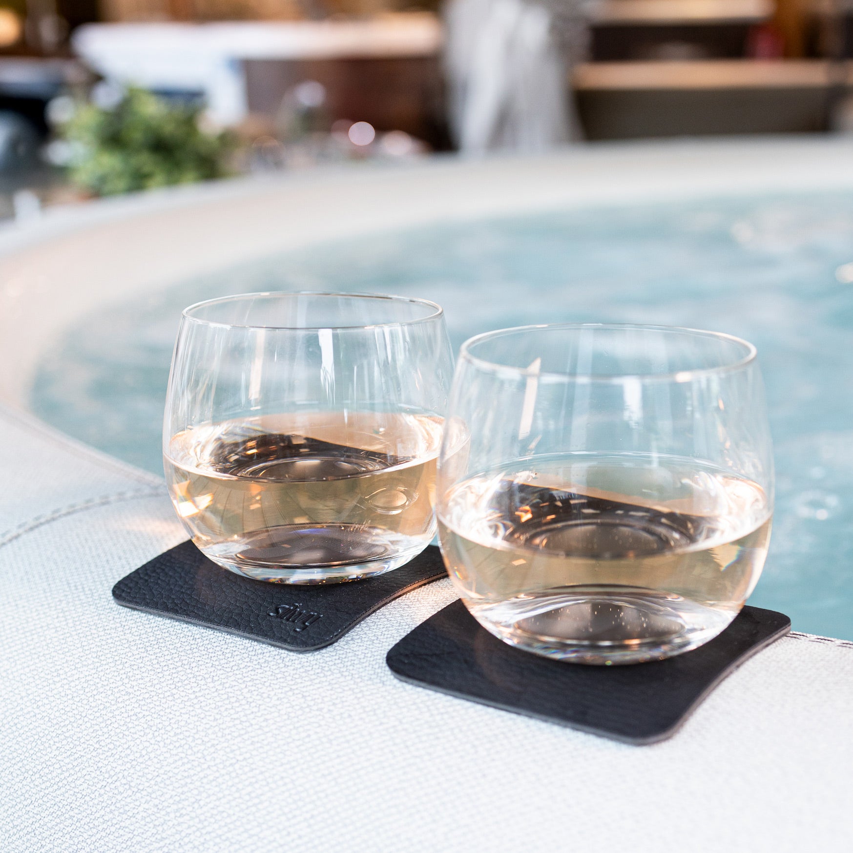Magnet-VerresVerres en cristal Whisky sur pads à côté du whirlpool