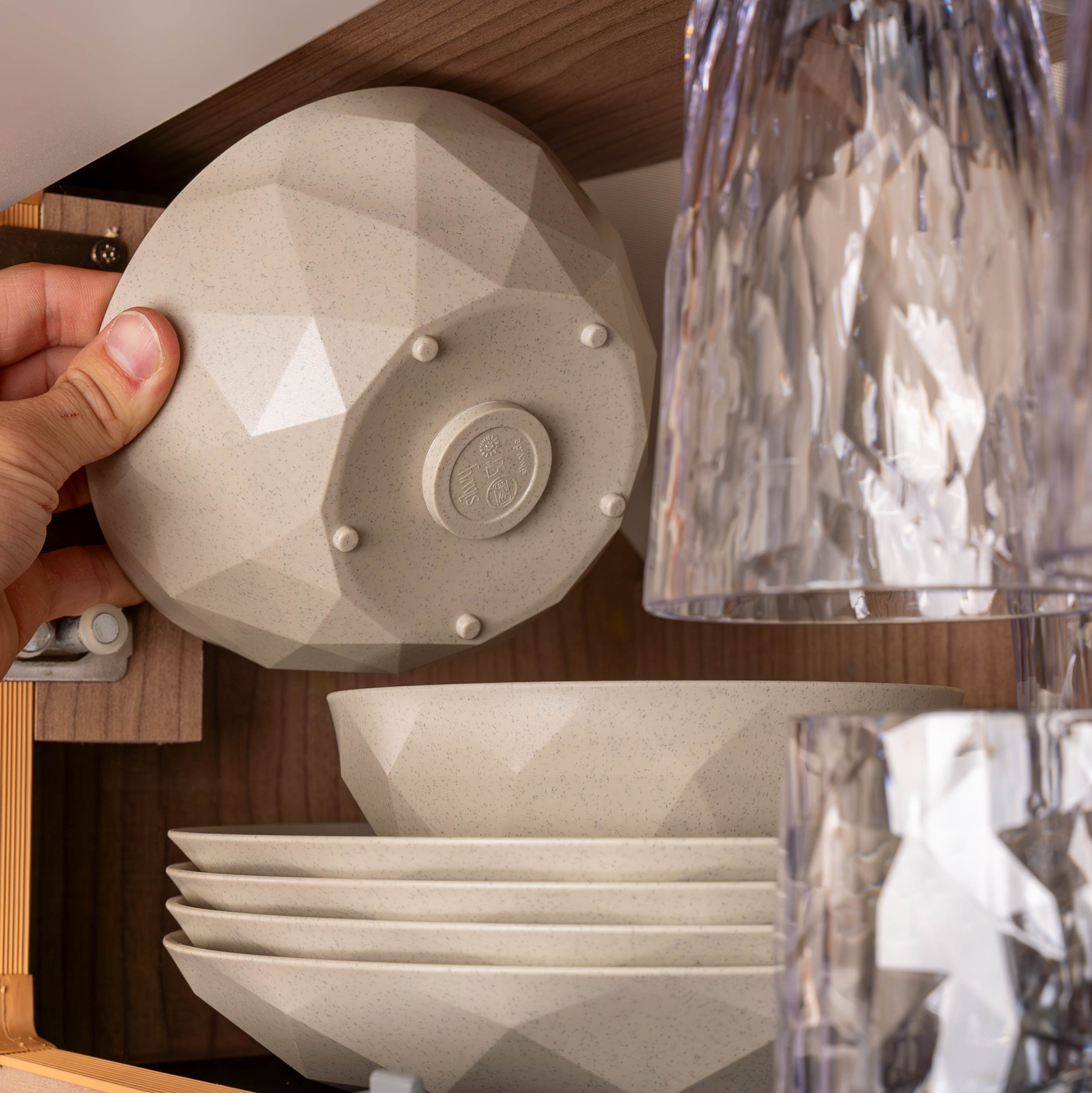 Gros plan sur un aimant dans un bowl en plastique 