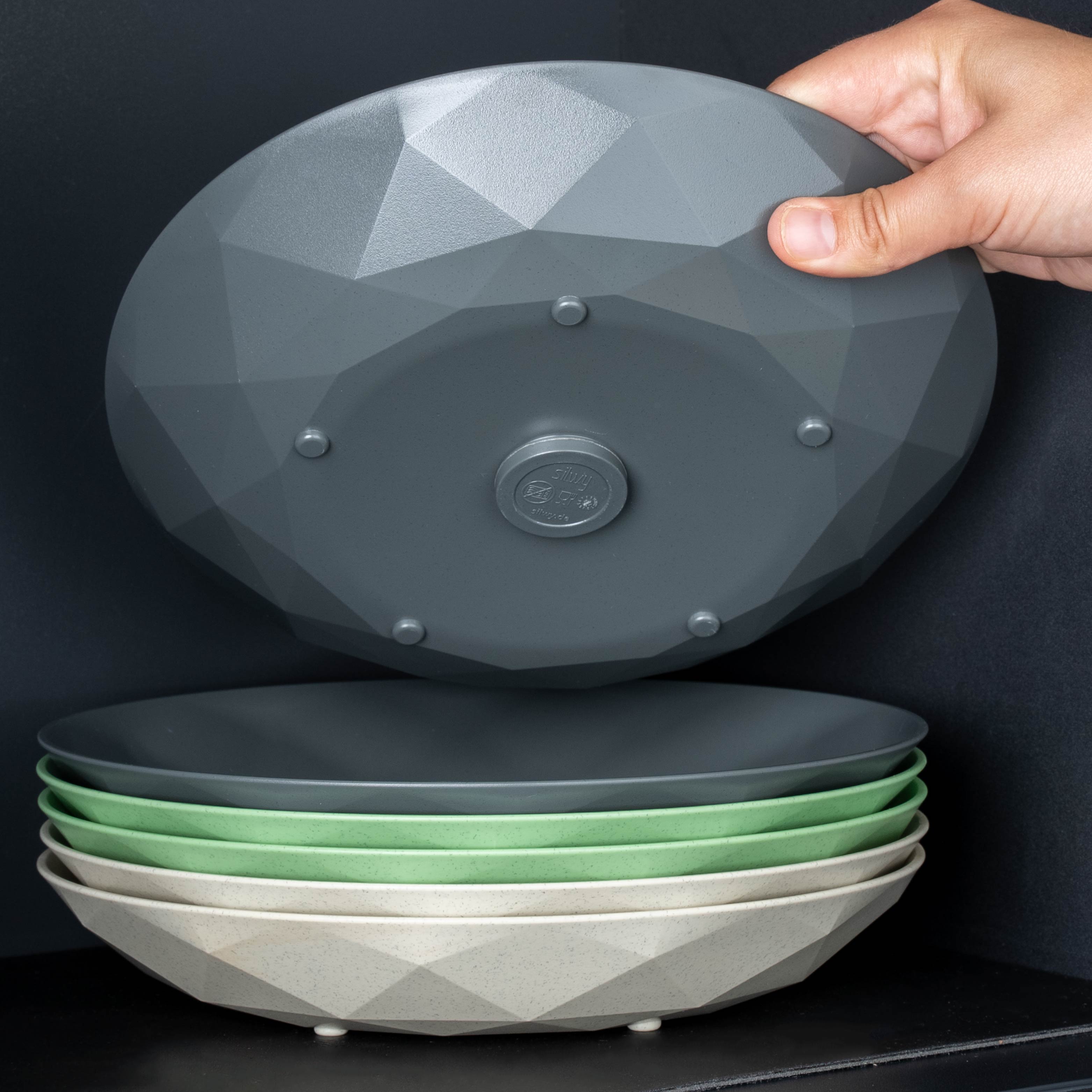 Assiettes en plastique magnétiques Classic in grey, beige et green empilées les unes sur les autres 