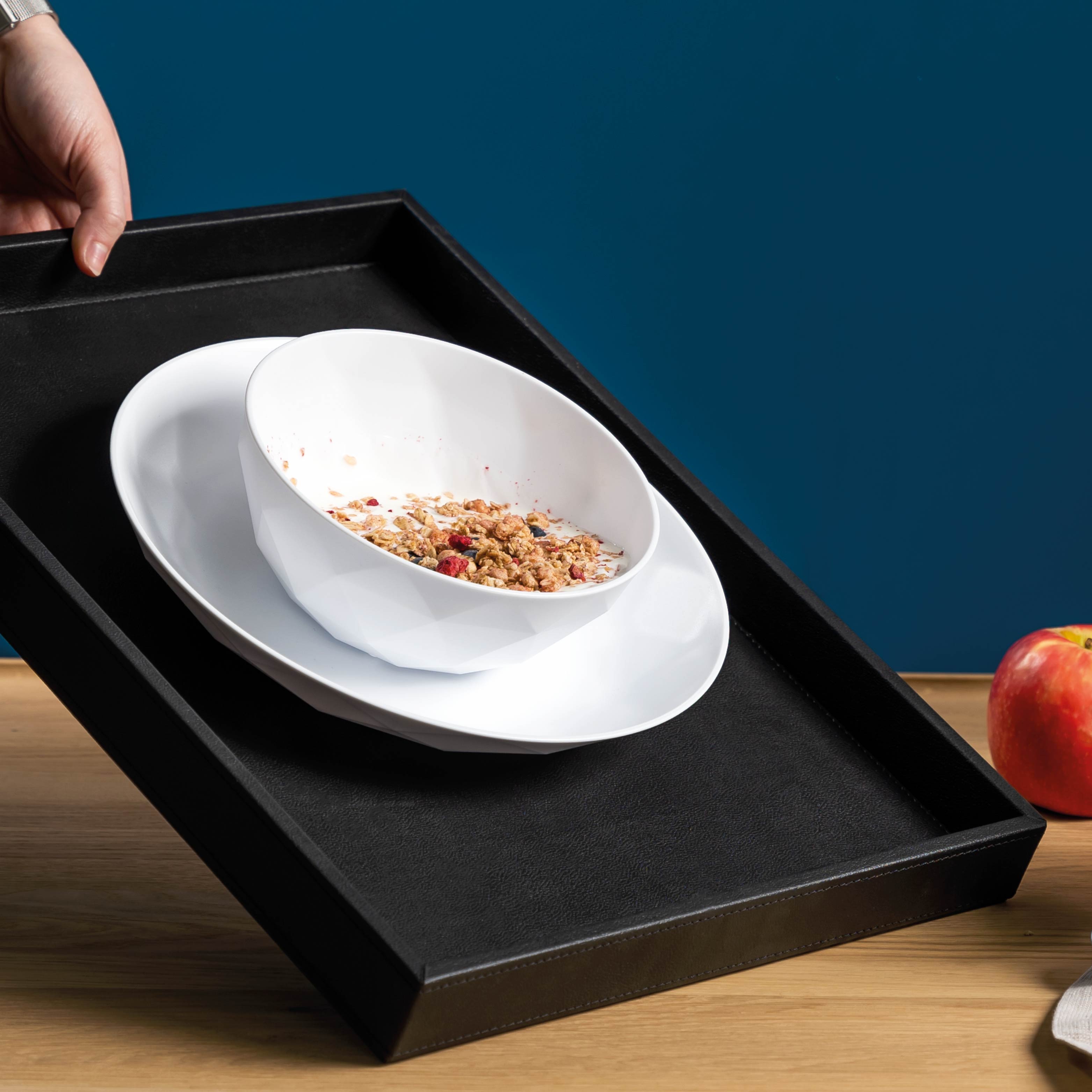 Assiettes et bols magnétiques en plastique sur un Plateau Métallique en position inclinée