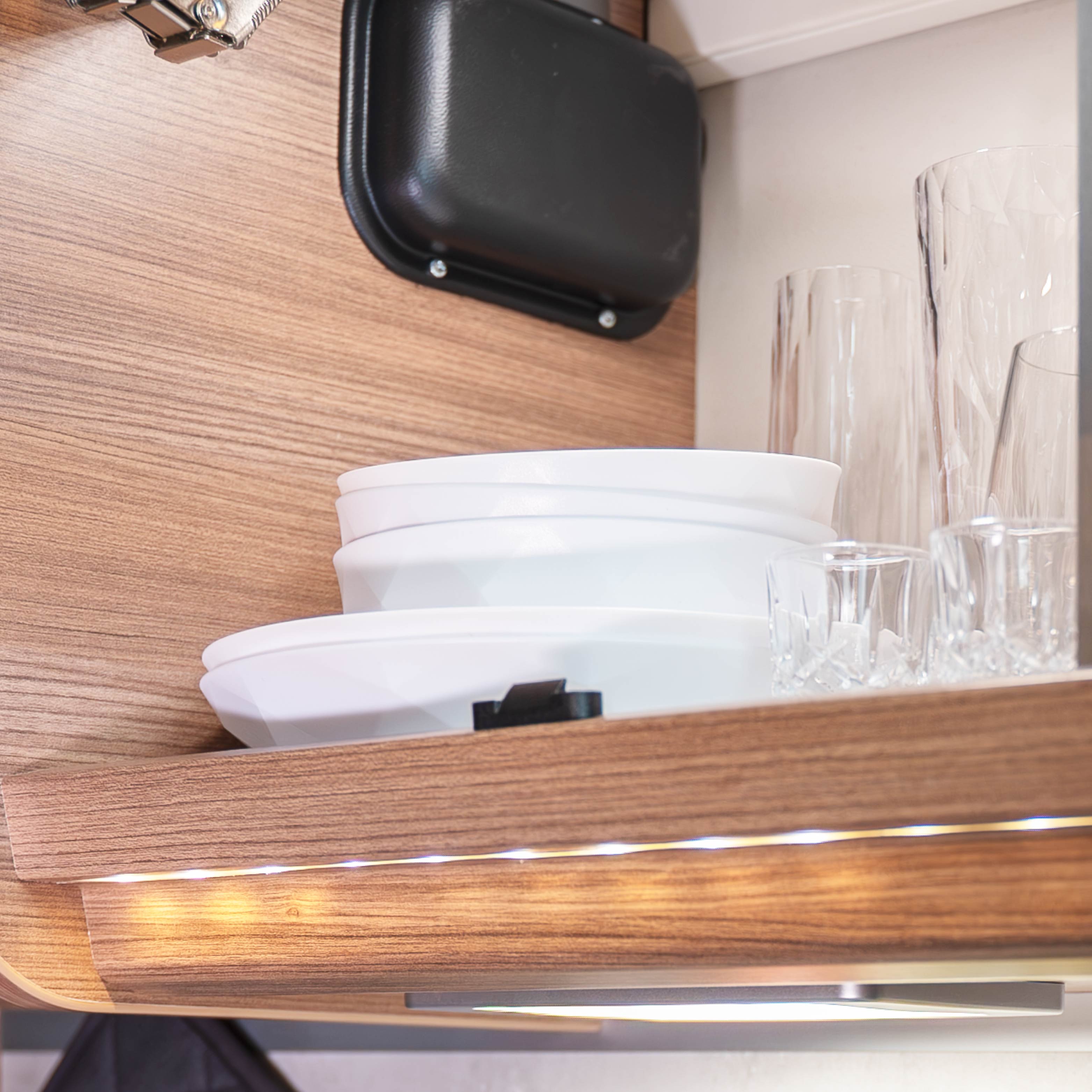 Vaisselle en plastique empilée dans le compartiment de rangement pour gagner de la place