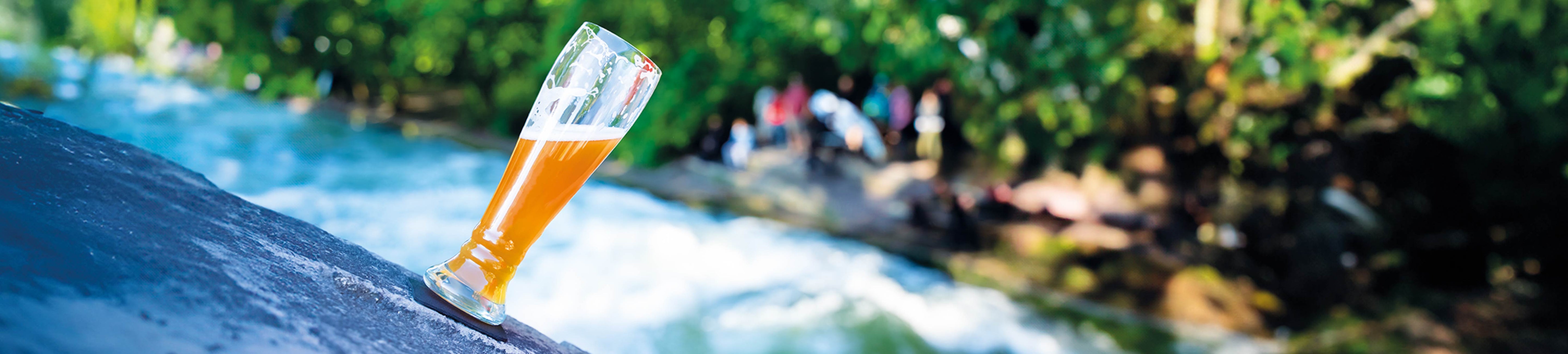 Magnet-VerreVerre en cristal Bière blanche sur un pad en position inclinée 