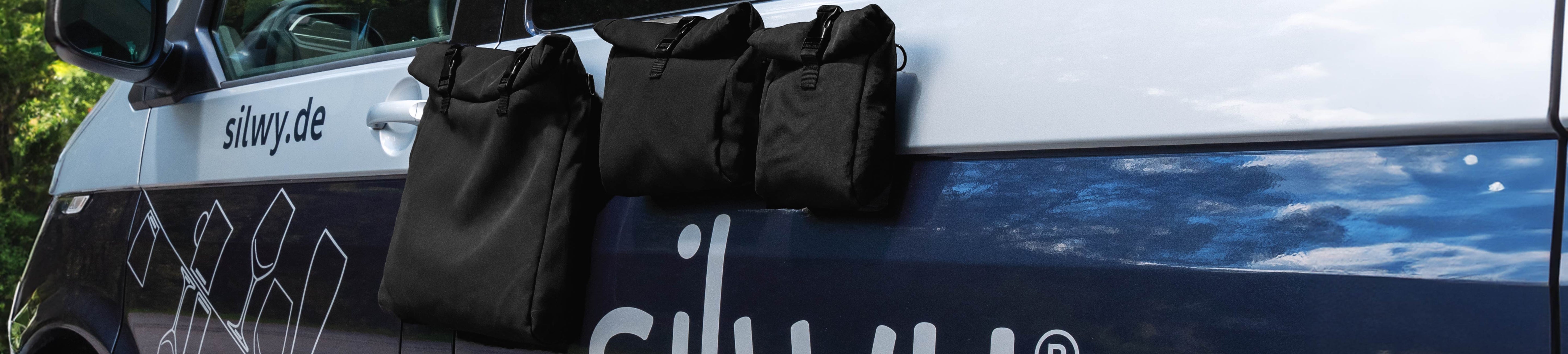 Pochettes magnétiques fixées sur la carrosserie d'une voiture