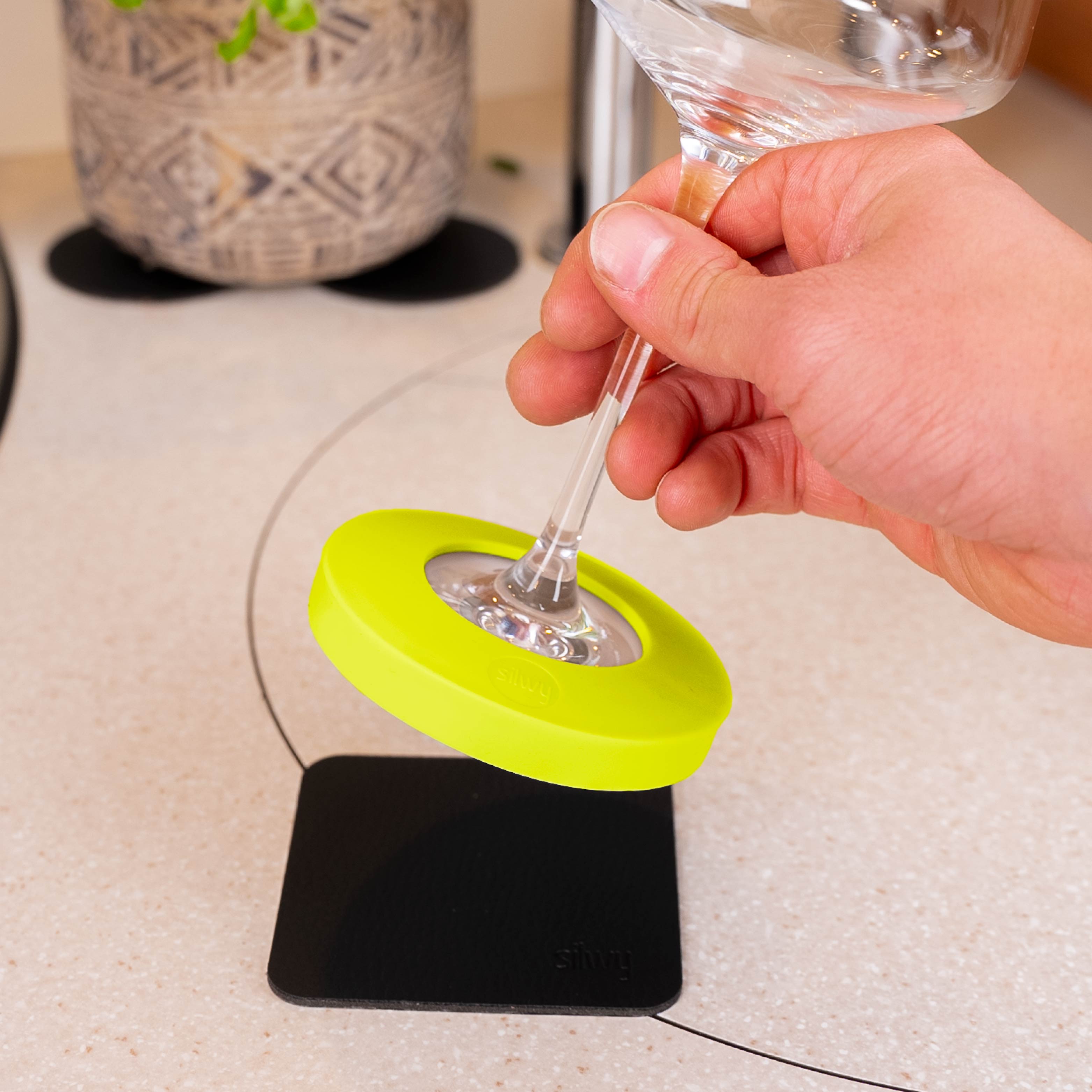 Adaptateur magnétique jaune avec pad correspondant 