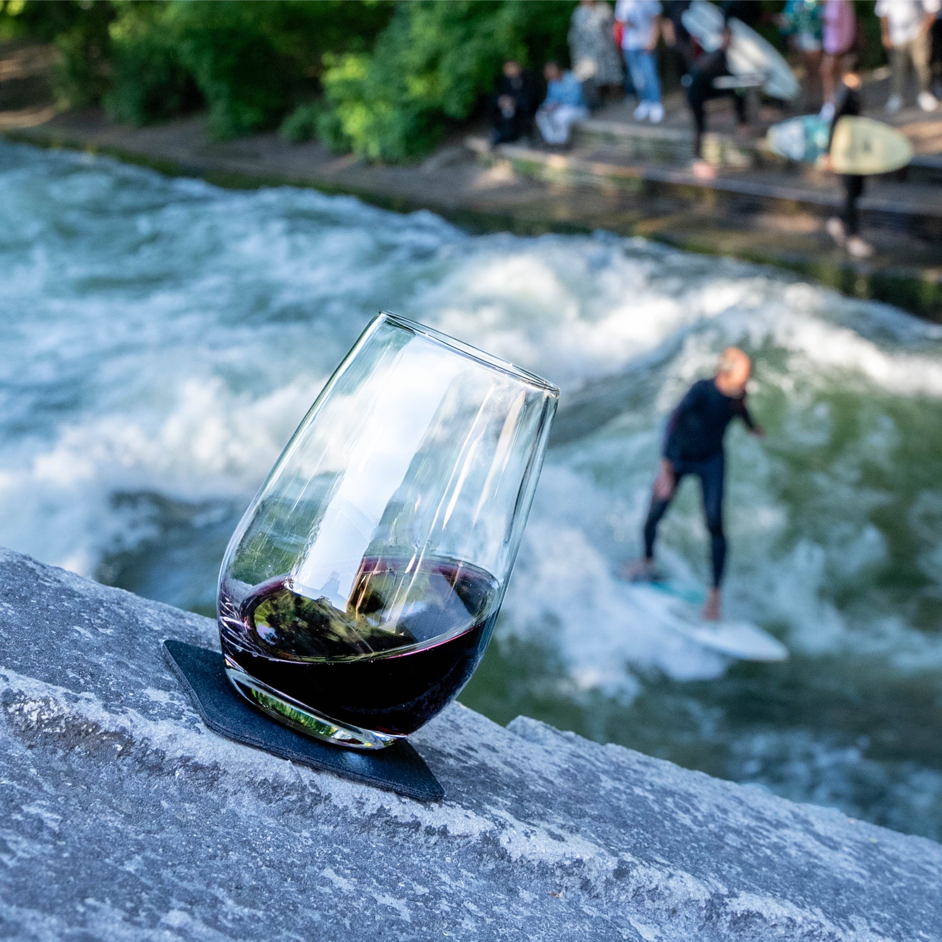 Verre en cristal Long drink avec aimant, déposé en position inclinée sur un pad