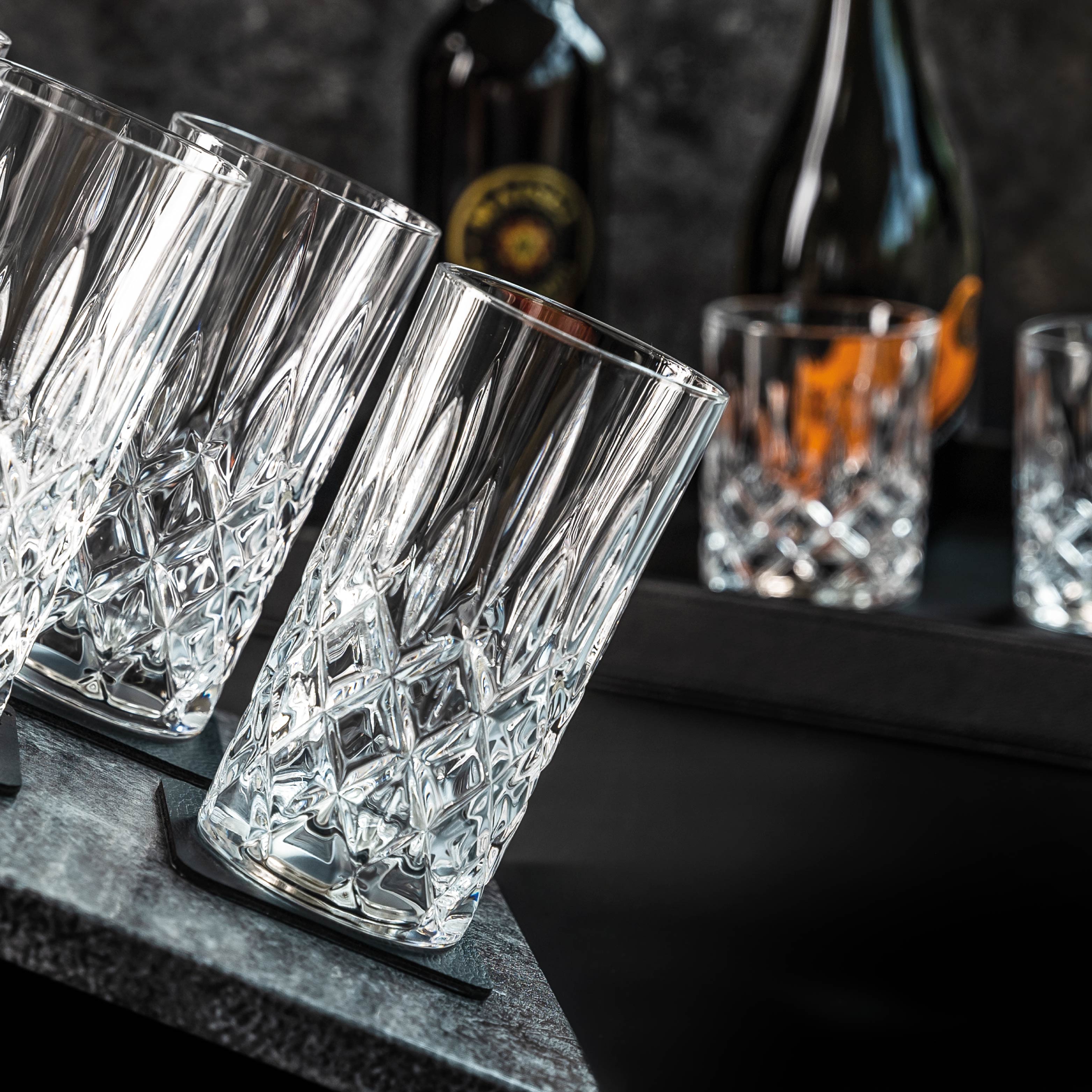 Verres magnétiquesVerres en cristal LONGDRINK sur Nano-Gel Pads Métalliques carrées Nano-Gel Pads Métalliques sur surface ardoise et en arrière-plan Verres magnétiquesVerres en cristal SHOT