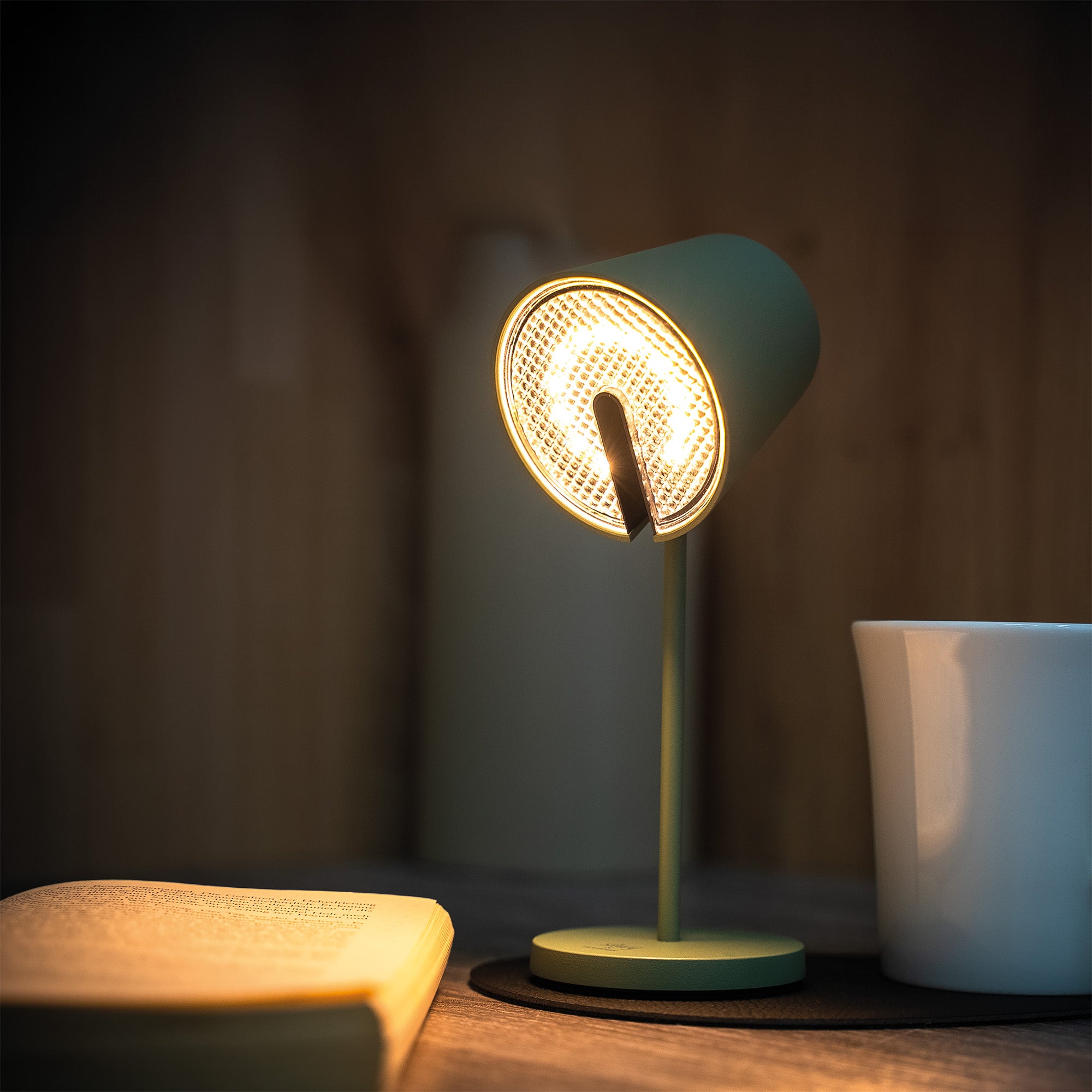 Lampe magnétique Portofino fixée sur un set de table