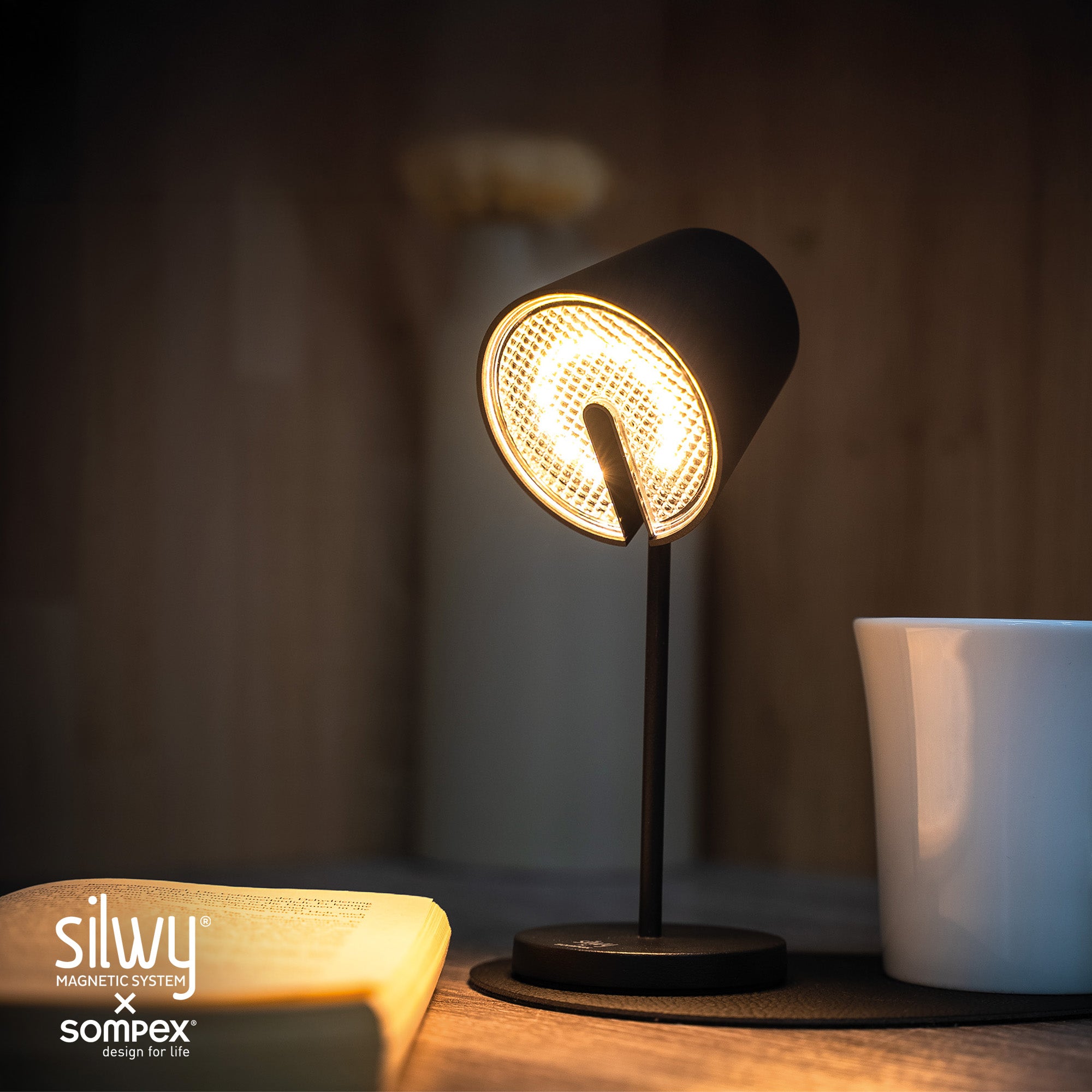 Lampe de table et applique sur nano-gel napperon métallique sur table