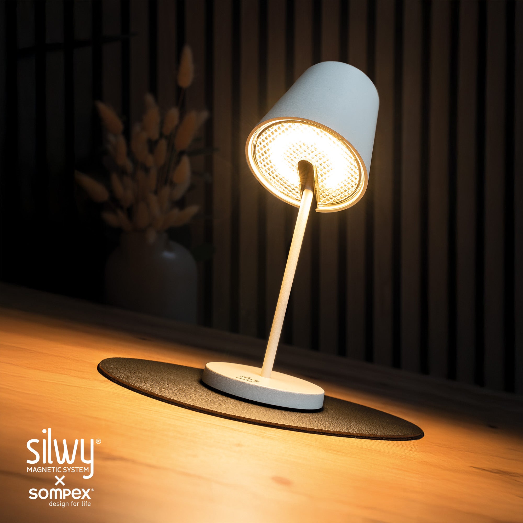 Lampe de table et applique sur nano-gel napperon métallique sur table