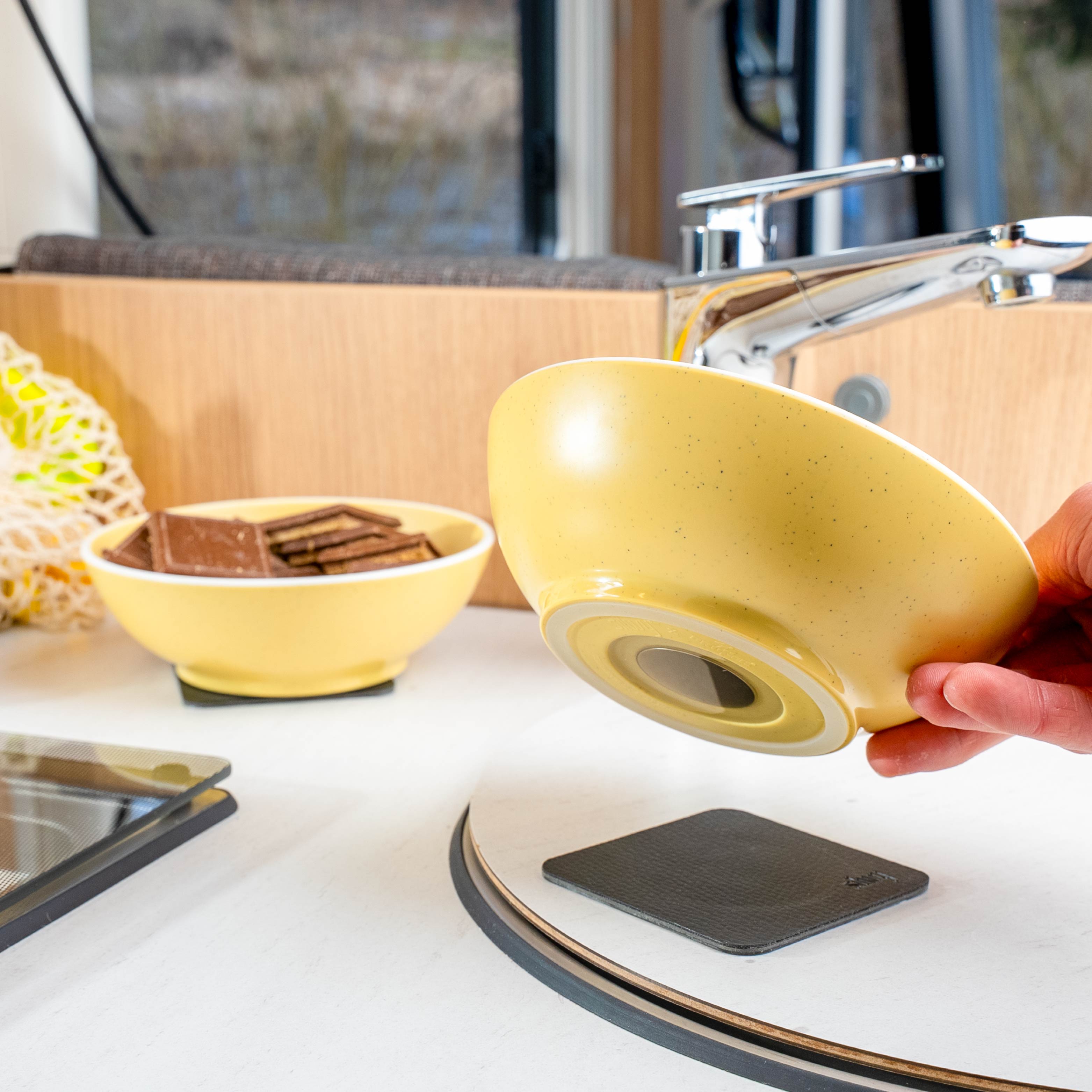 Déposer le bowl en plastique magnétique