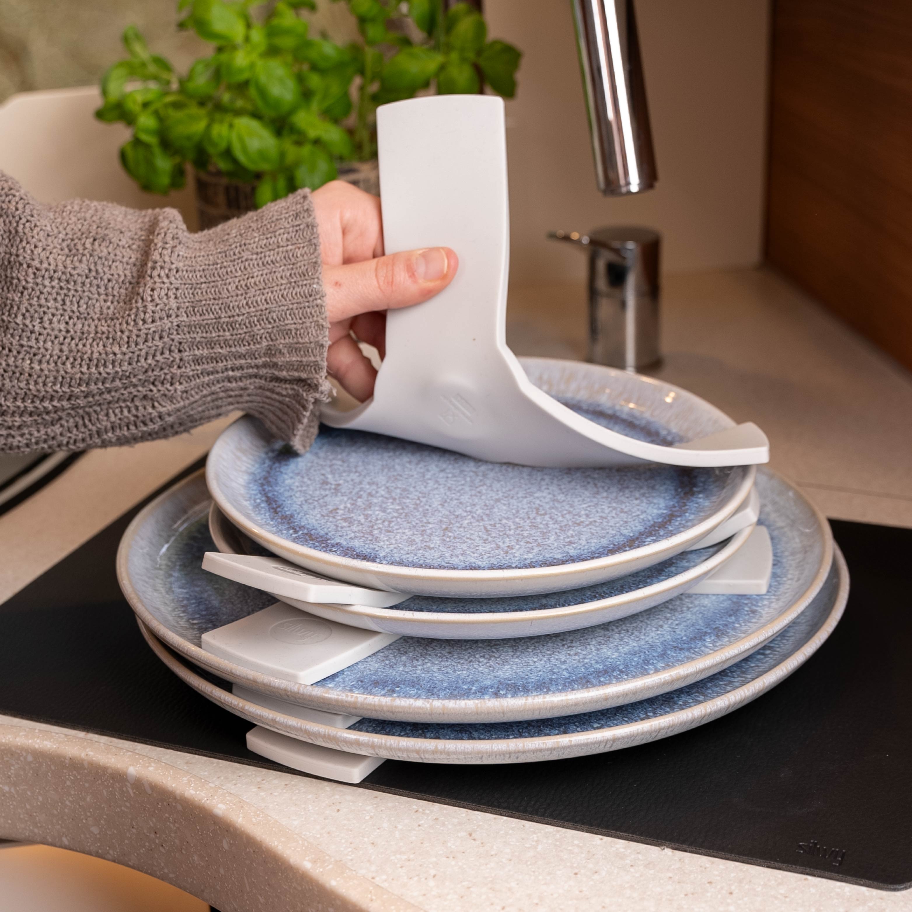 Assiette Magnétique fixée l'une sur l'autre par sandwich sur un tapis métallique   