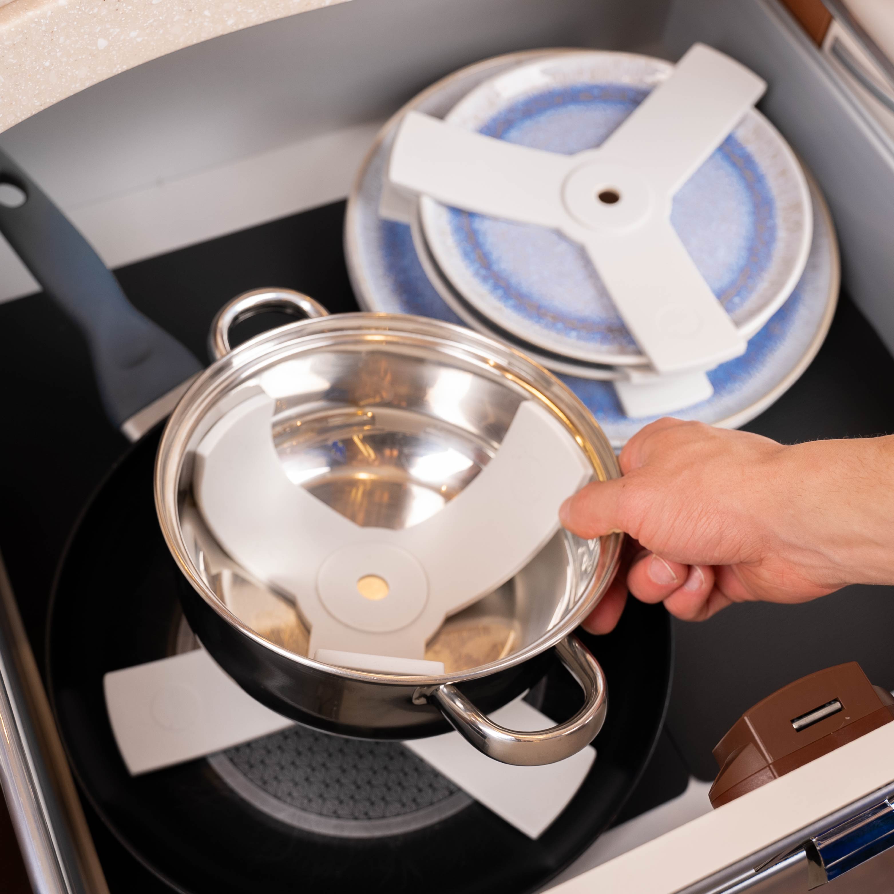 Assiette Magnétique empilée avec sandwich ainsi que Poêles et casseroles empilées avec sandwich 