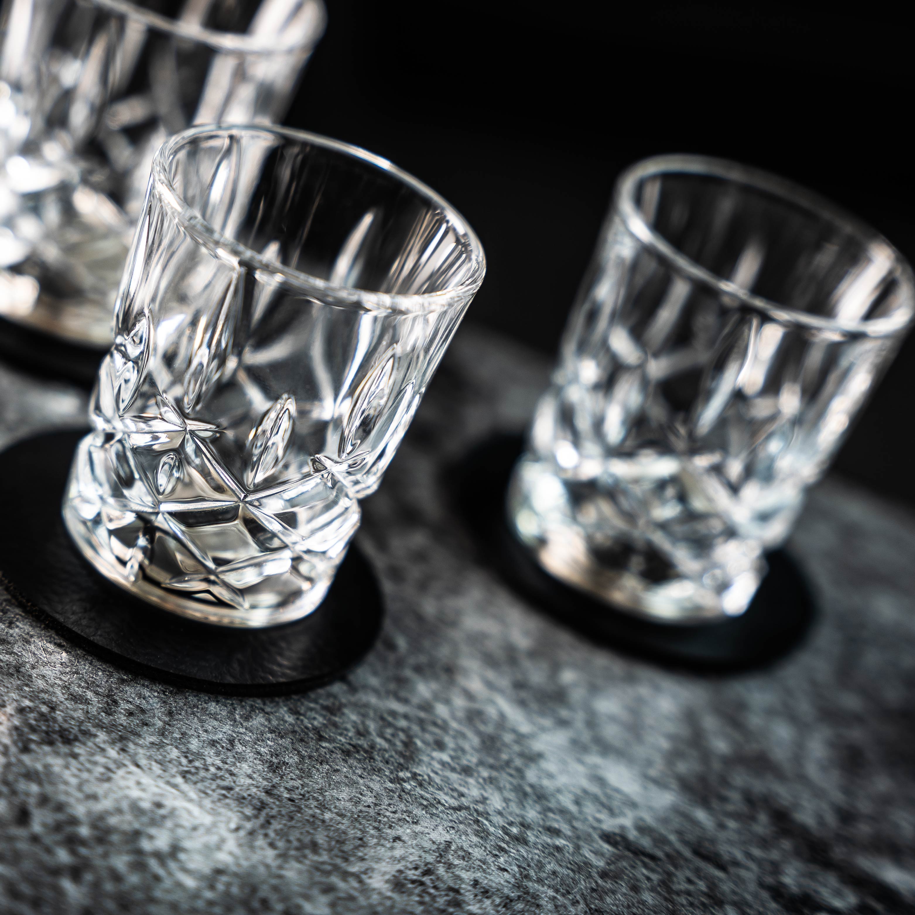 Close-up des verres en cristal magnétique SHOT