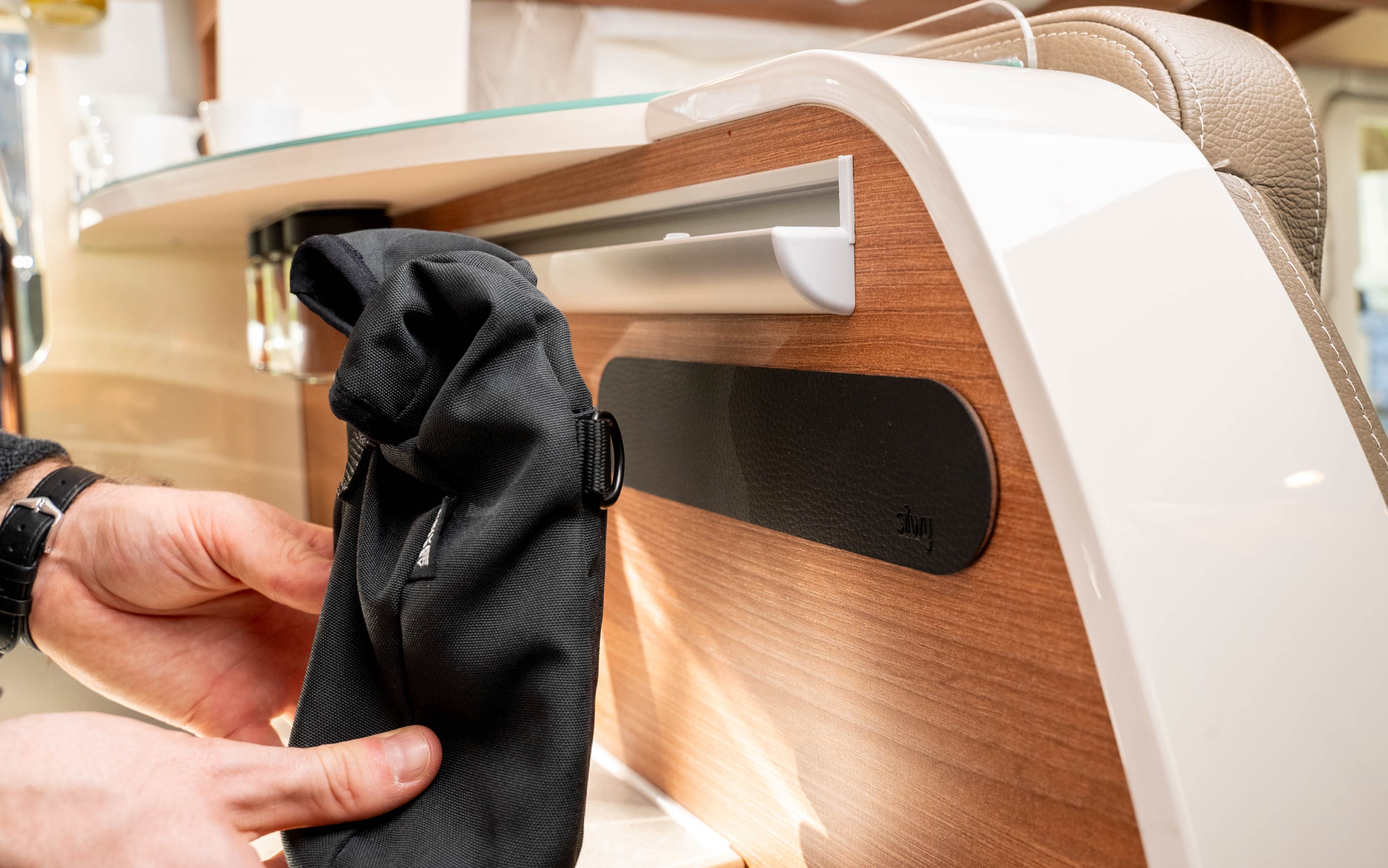 Sac magnétique sur Barre Métallique dans le camping-car 