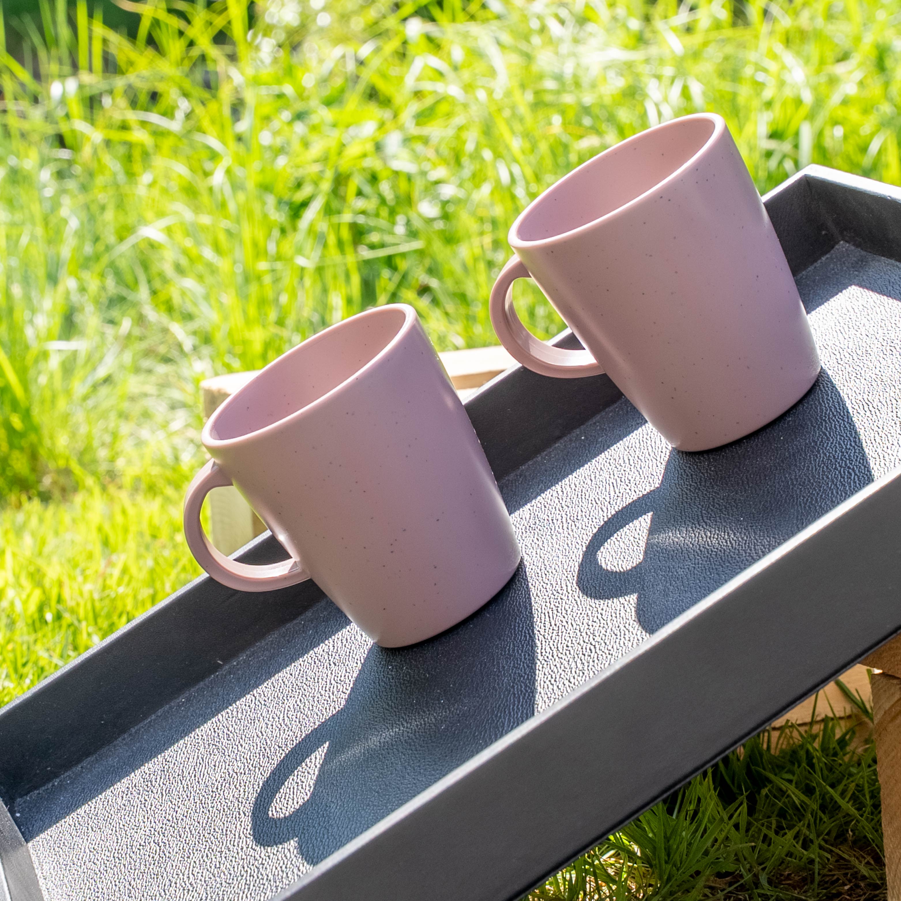 Tasses en plastique magnétiques rose sur Plateau Métallique