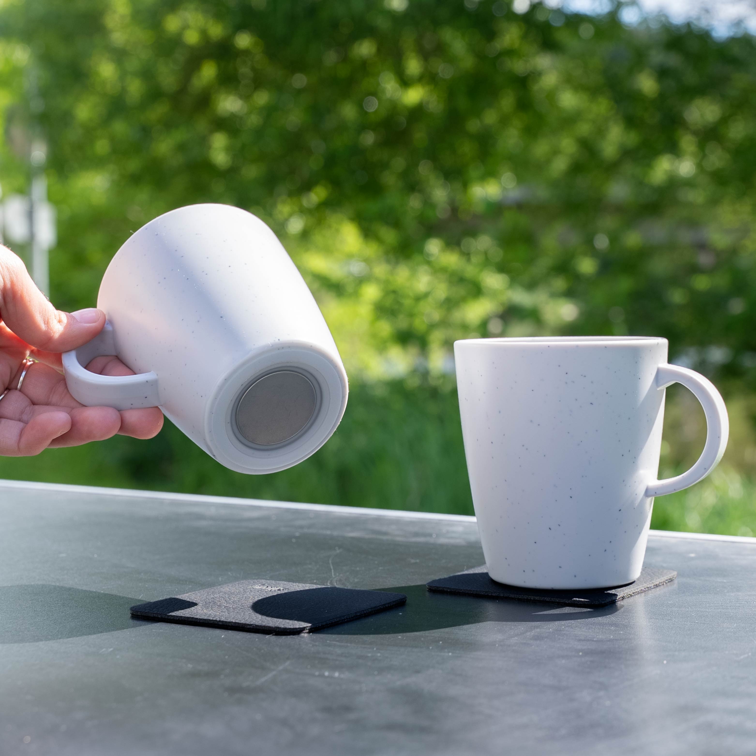 Tasses en plastique magnétiques white sur table de camping d'en bas
