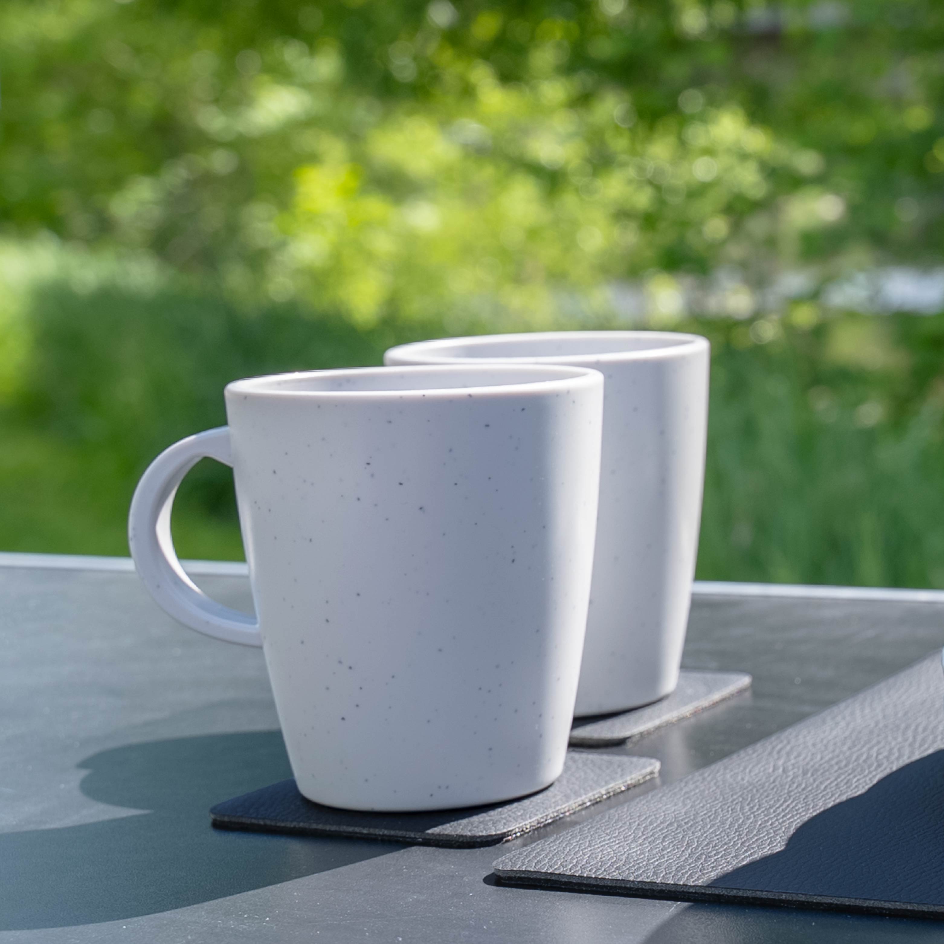 Tasses en plastique magnétiques white sur table de camping