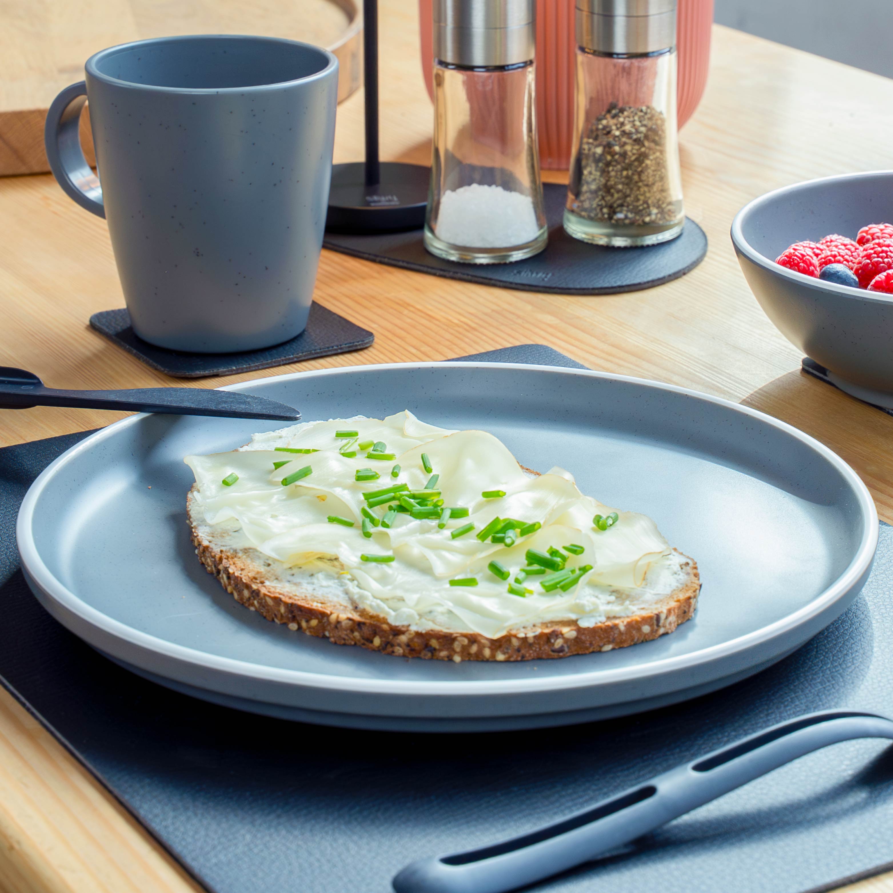 Assiette en plastique GREY avec couverts en plastique, posée sur Nano-gel mat métallique 
