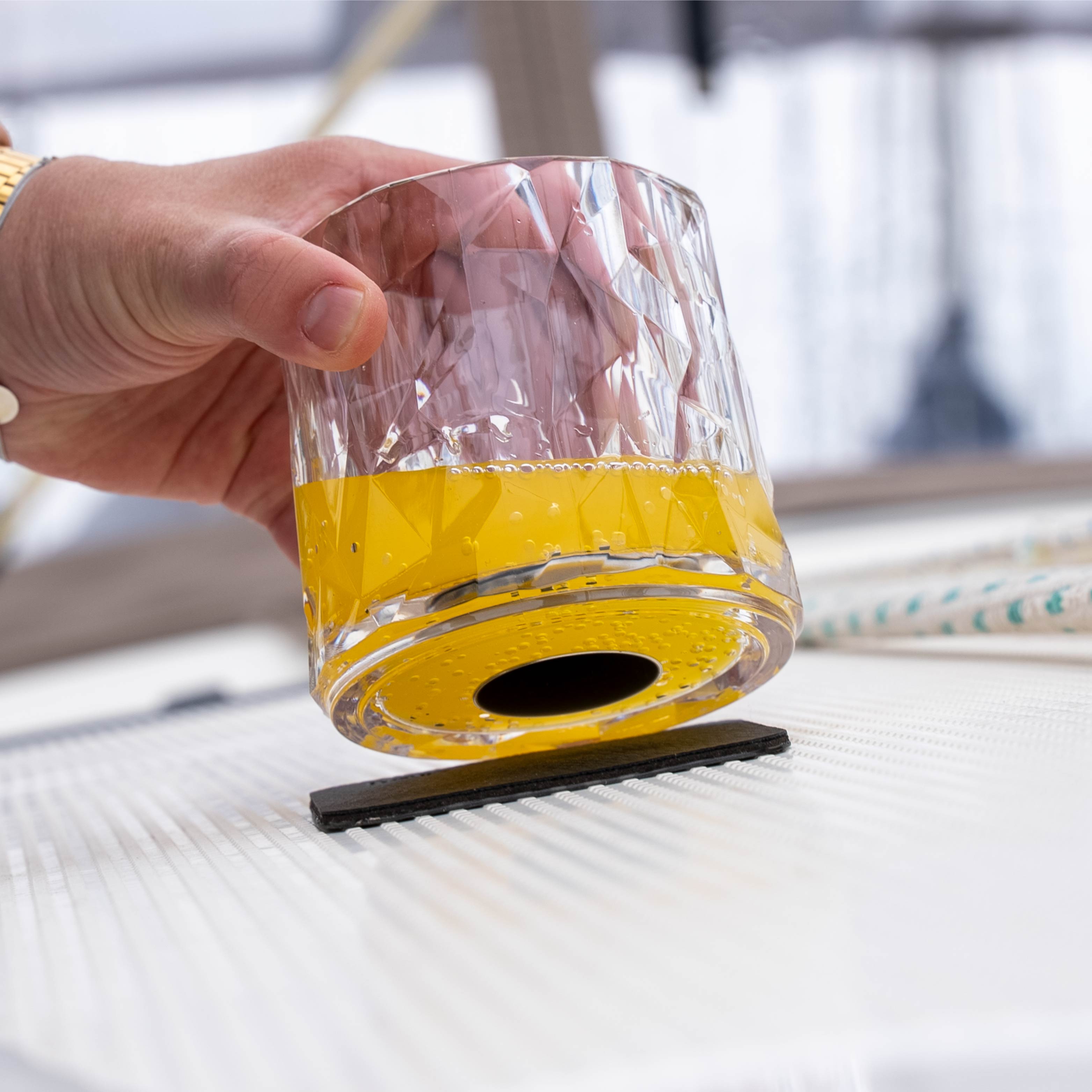 Gros plan sur l'aimant moulé dans le fond en verre