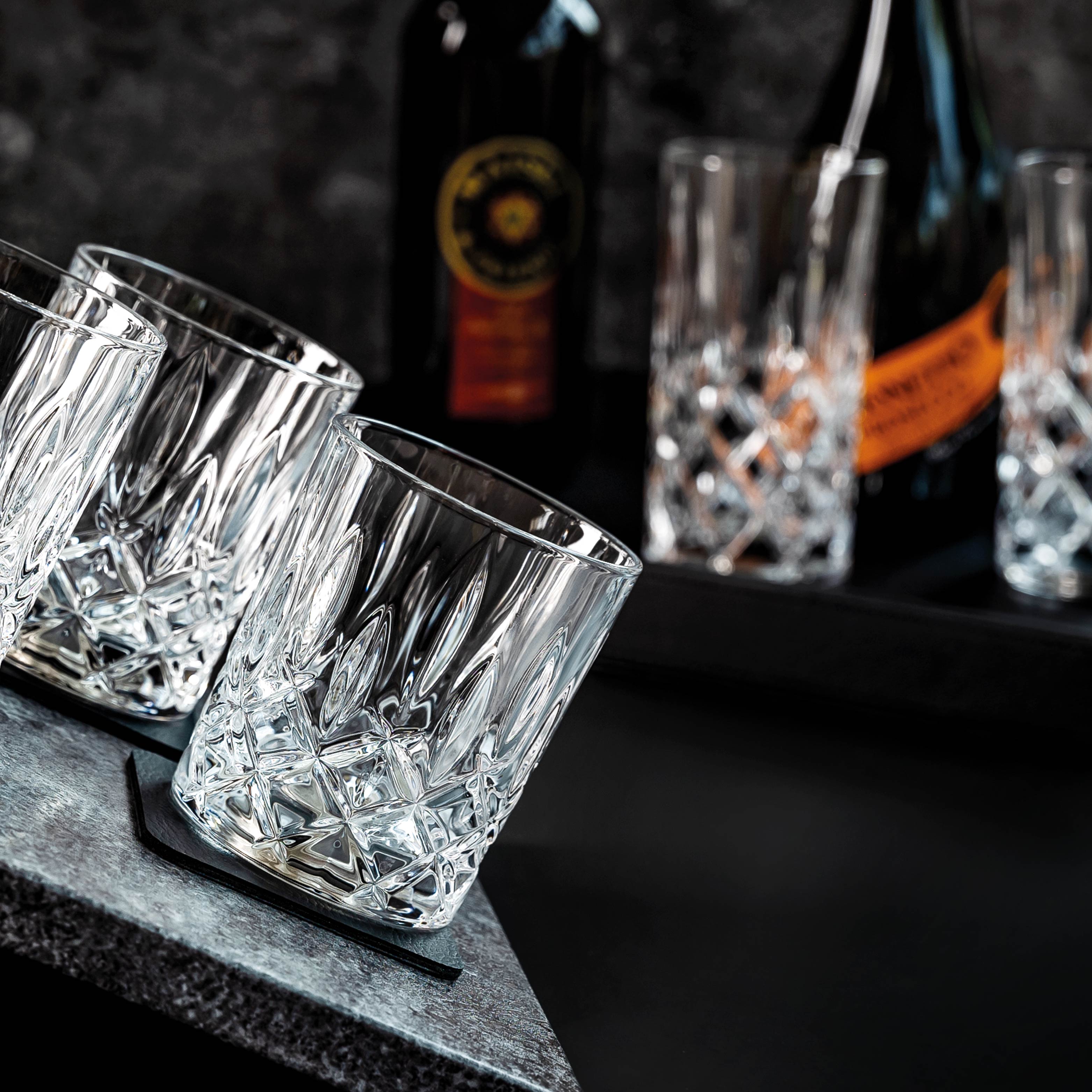 Verres magnétiquesVerres en cristal WHISKY sur surface ardoise avec le Nano-Gel Pad Métallique carré Nano-Gel Pad Métallique, en arrière-plan 2 Verres magnétiquesVerres en cristal LONGDRINK sur un Plateau Métallique
