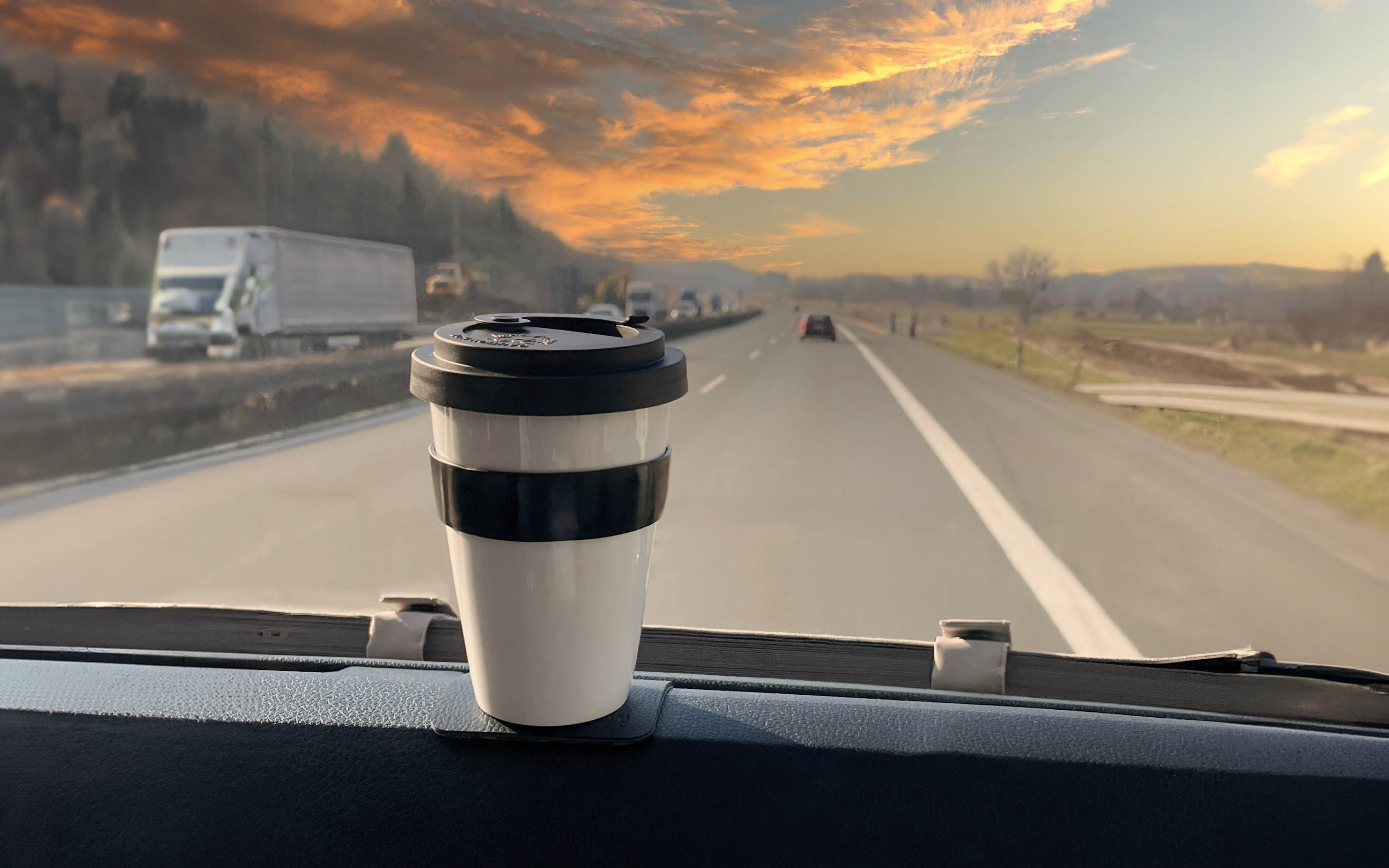 To-Go-Cup en porcelaine magnétique sur pad sur tableau de bord  