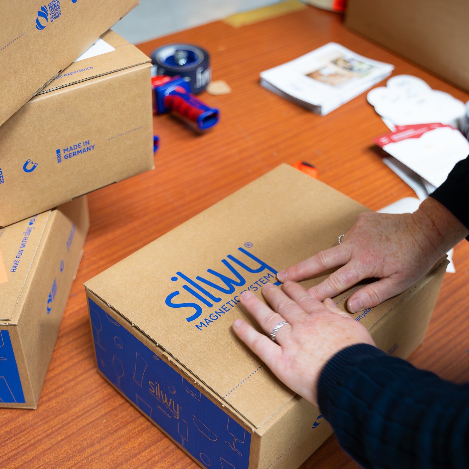 Un employé de l'entrepôt emballe la marchandise