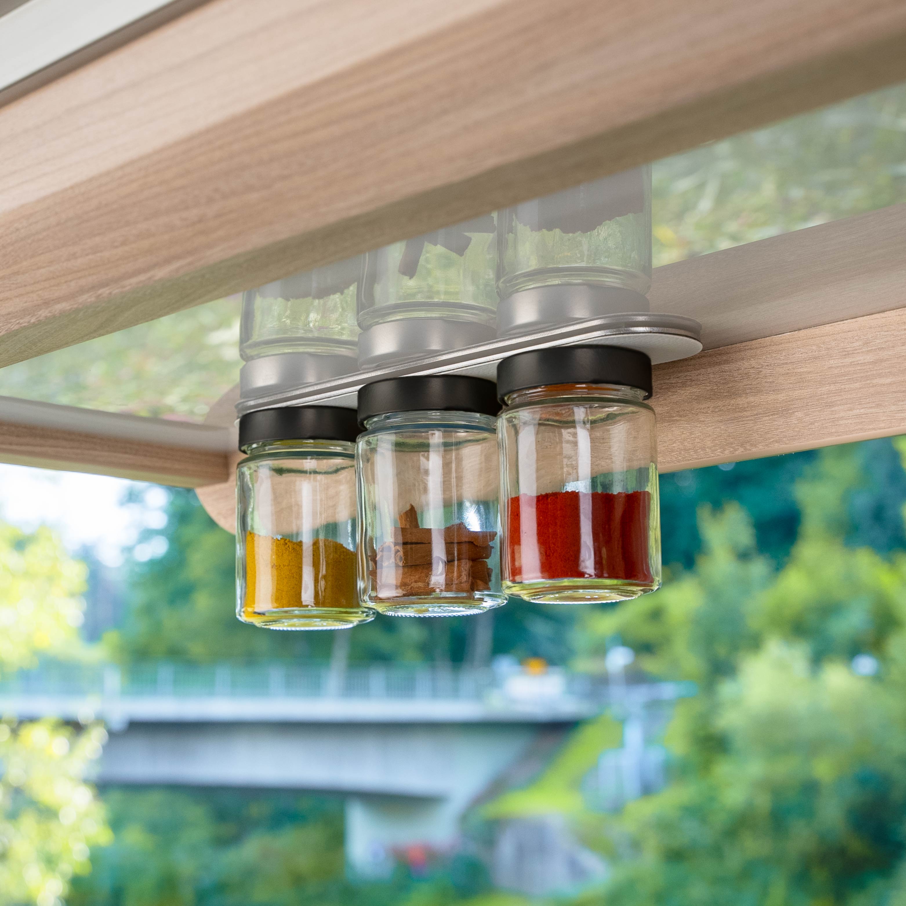 Pots à condiments magnétiques placés sur la barre dans le camping-car
