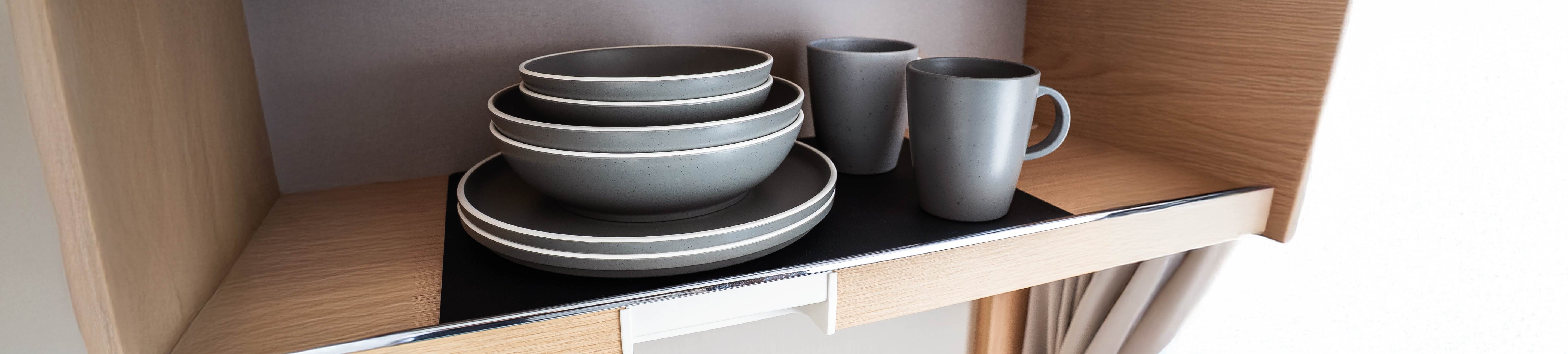 Collezione Brunner nel colore GREY riposta nell'armadio per risparmiare spazio