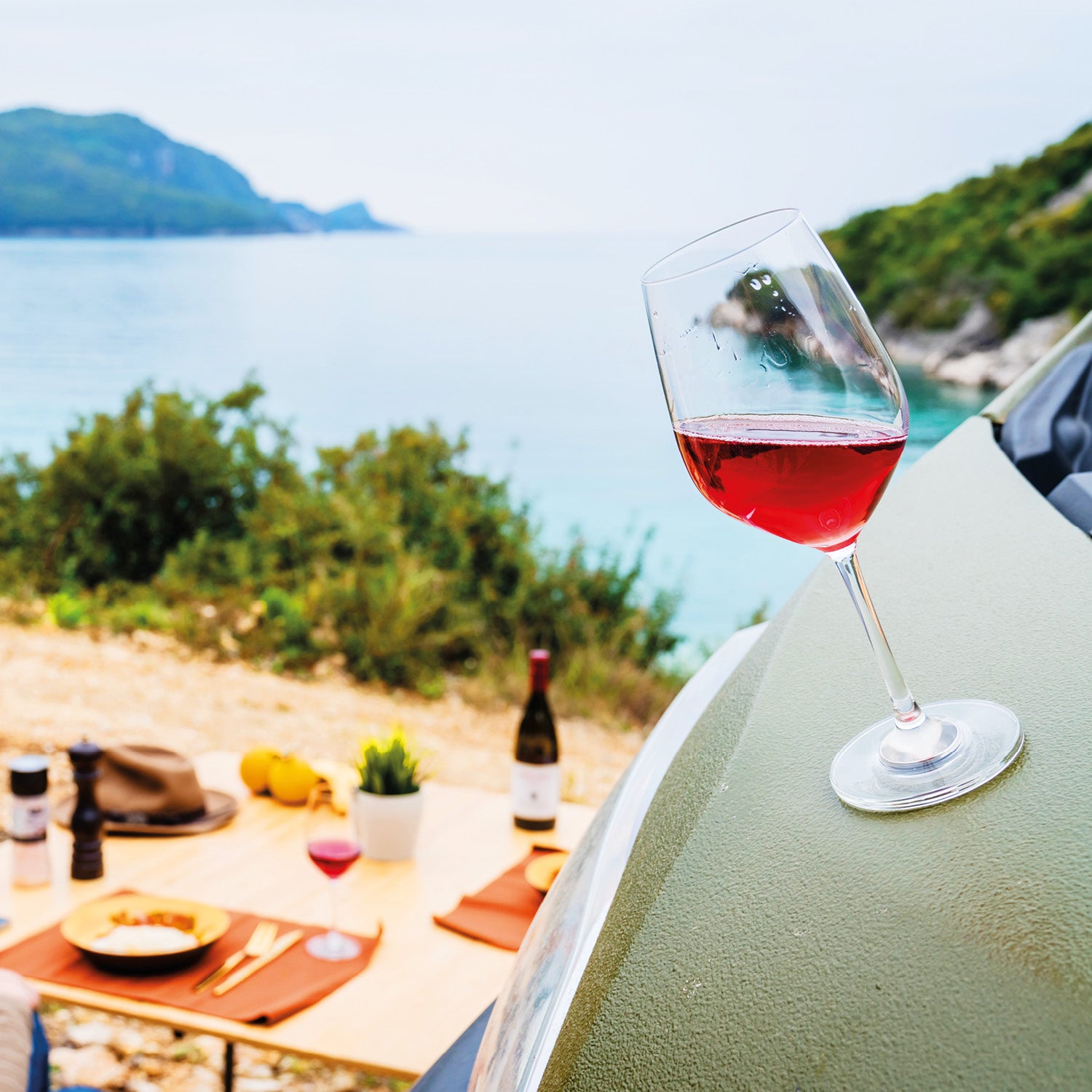 Bicchiere di vino in cristallo magnetico posizionato sul cofano dell'auto