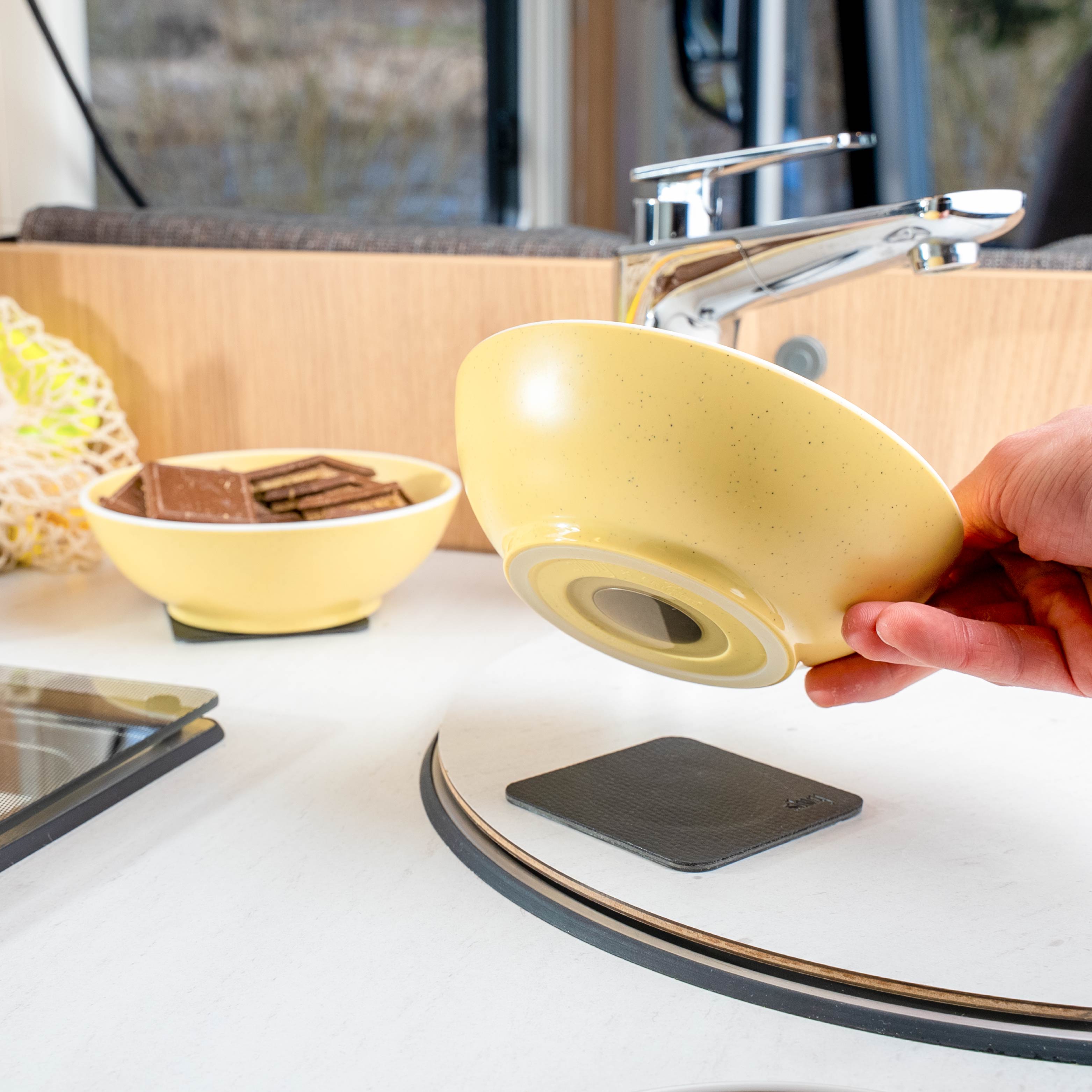 Ciotole di plastica 16cm YELLOW dalla collezione di plastica Brunner, posizionate su un tappetino