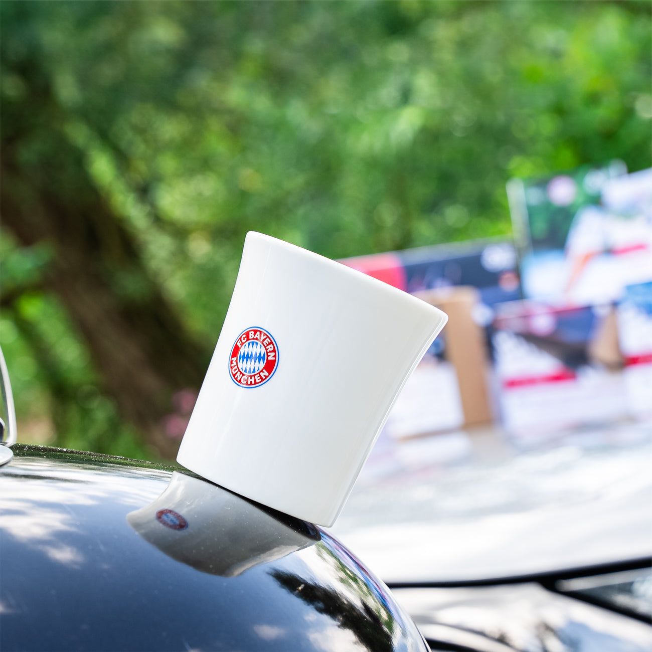 La tazza magnetica in porcellana è tenuta in posizione da una cuffietta in metallo, logo FC Bayern sulla tazza