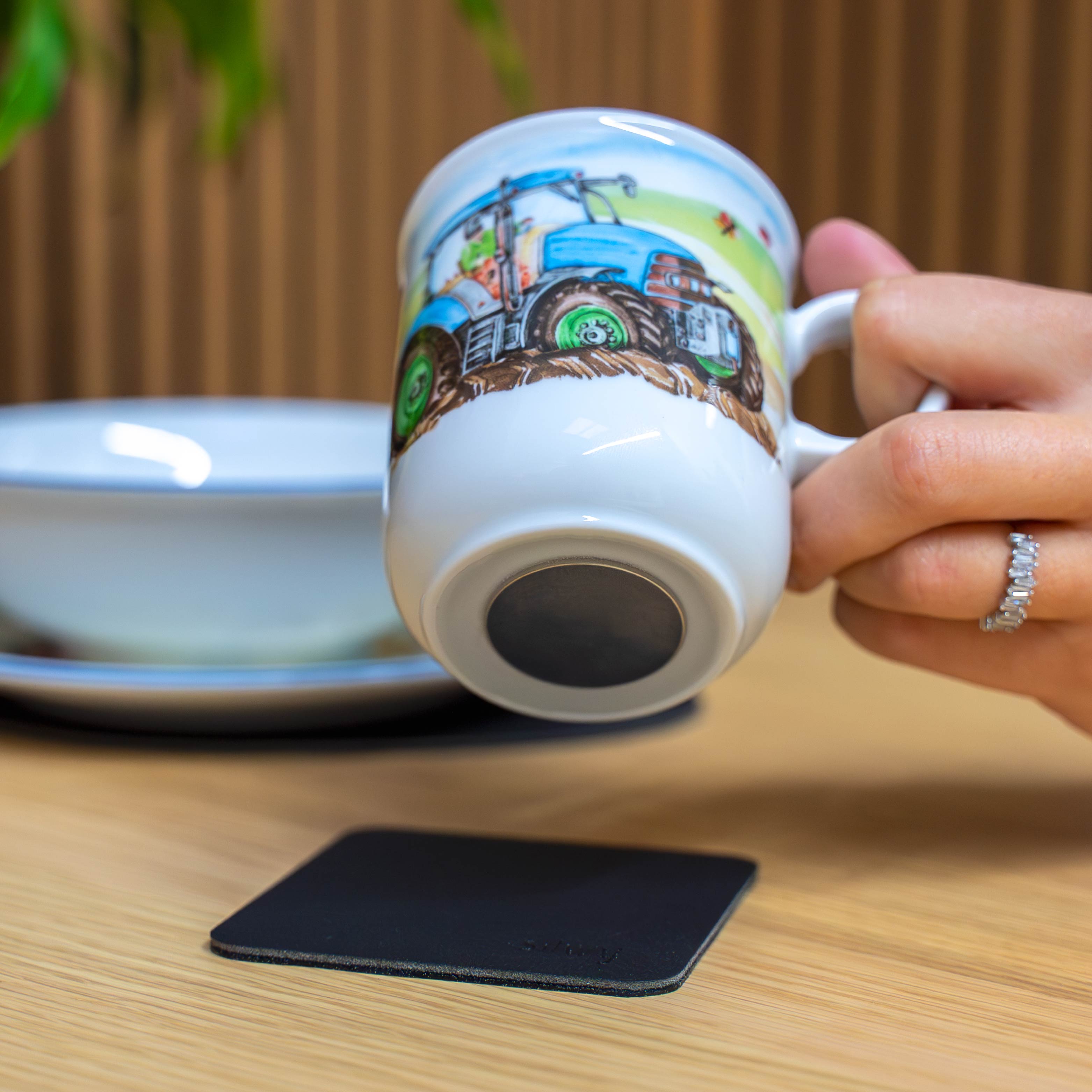 Primo piano di un magnete in una tazza di porcellana