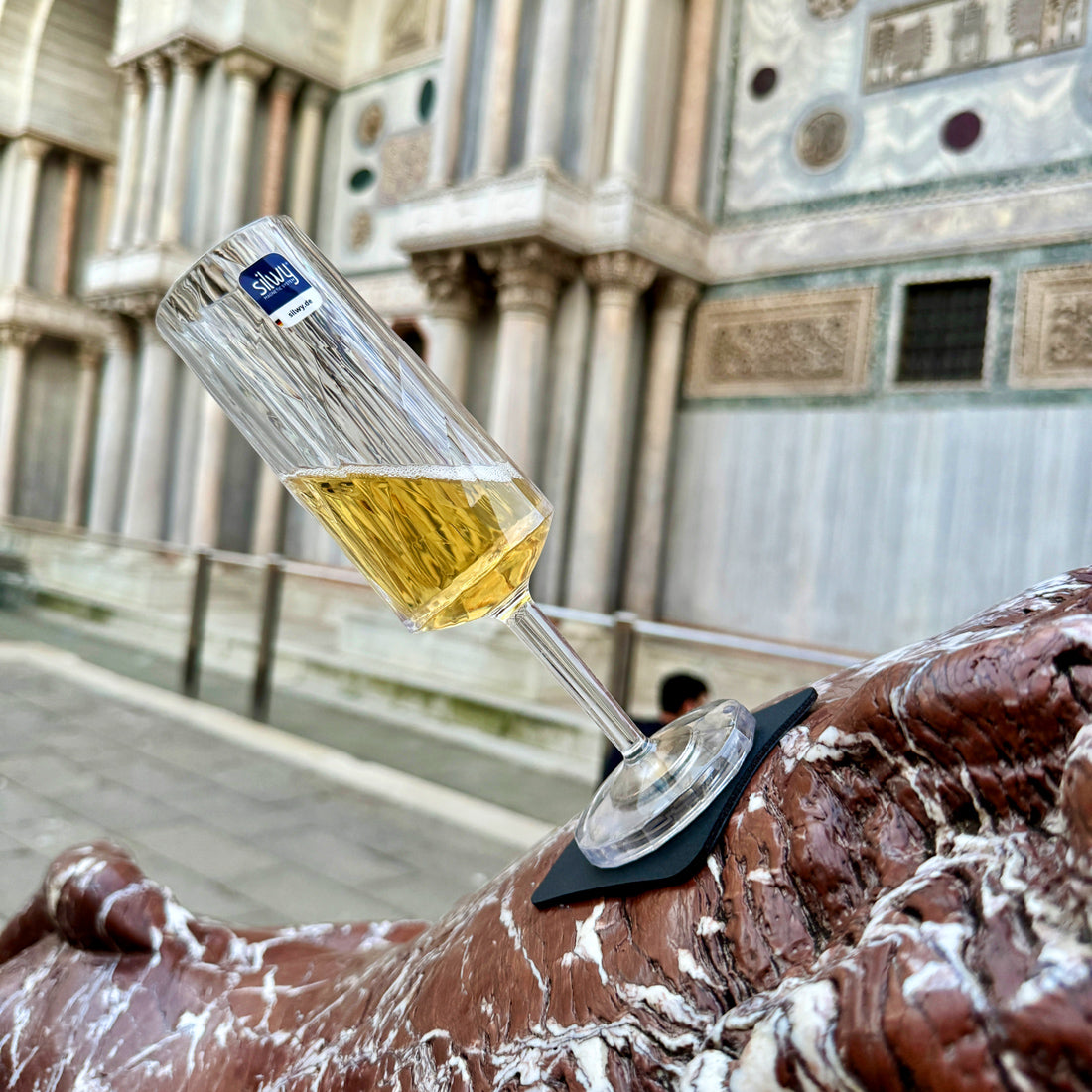 Bicchiere magnetico in cristallo champagne con cuscinetto in nano-gel metallico in città 