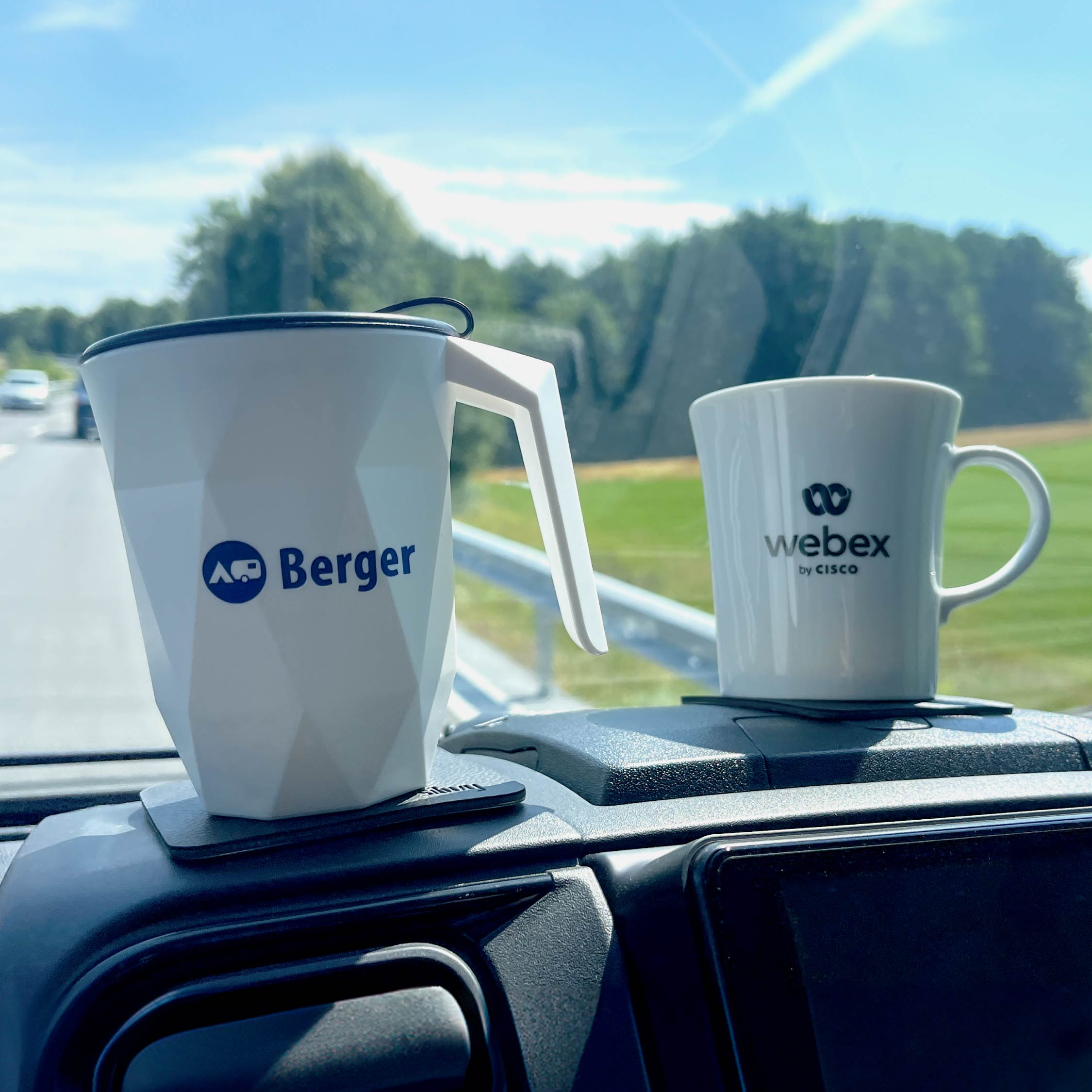 Tazza in plastica e porcellana su cuscinetto nella parte anteriore dell'auto sul cruscotto con logo del cliente