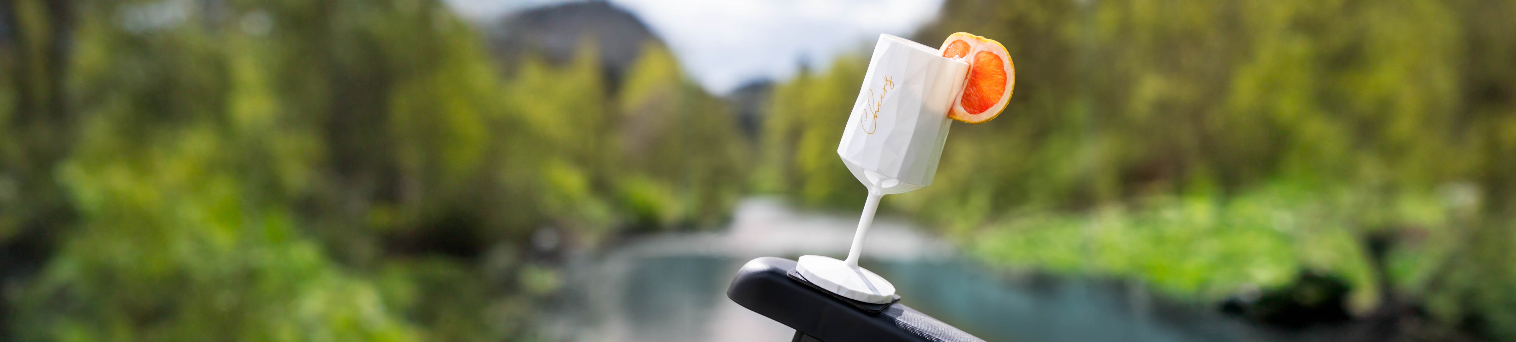 Bicchieri di plastica sul cuscinetto della sedia da campeggio