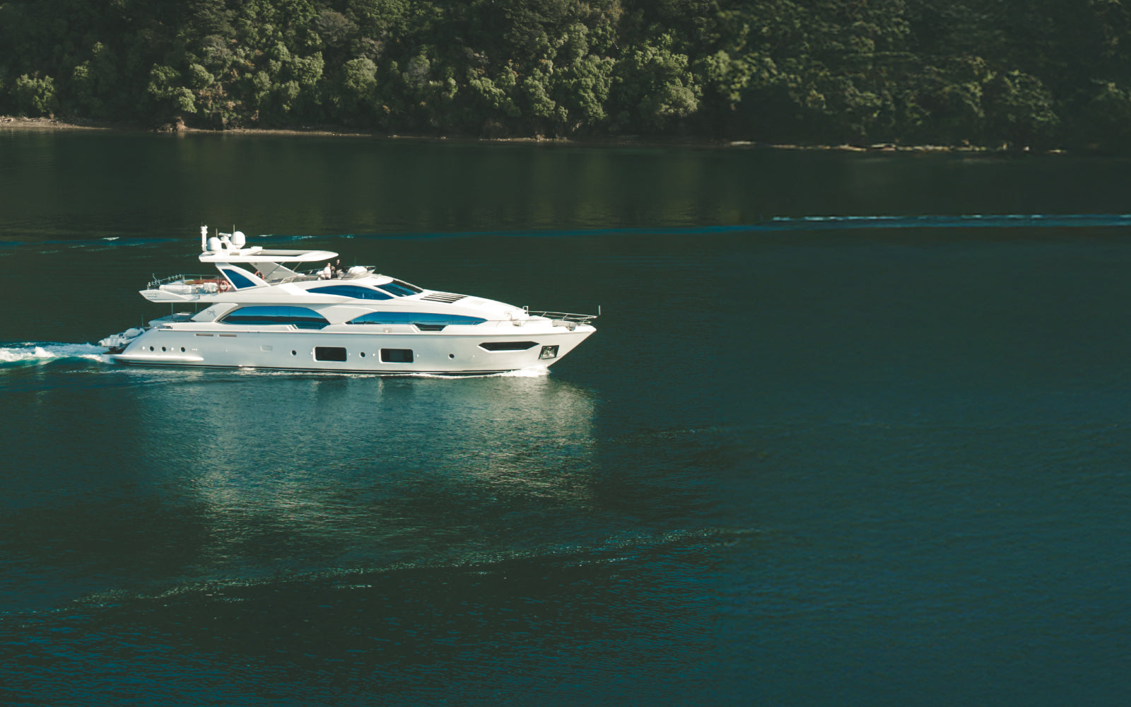 Immagine d'atmosfera di uno yacht in viaggio