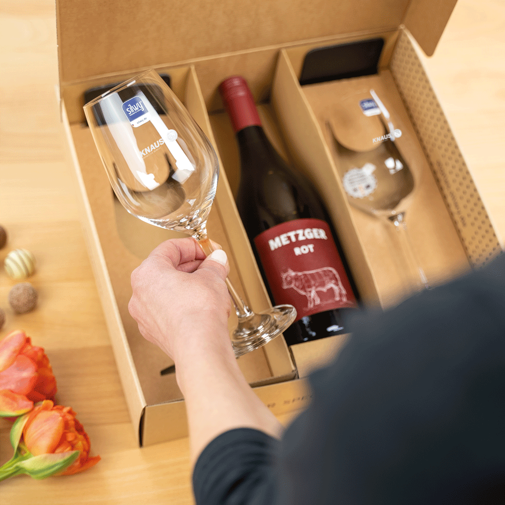 Scatola regalo con bicchieri da vino magnetici con logo Knaus e vino rosso