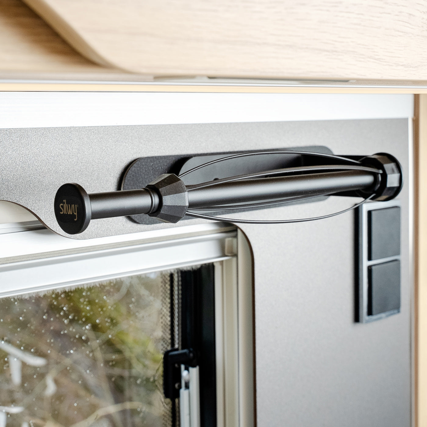 Portarotolo da cucina sulla modanatura del camper