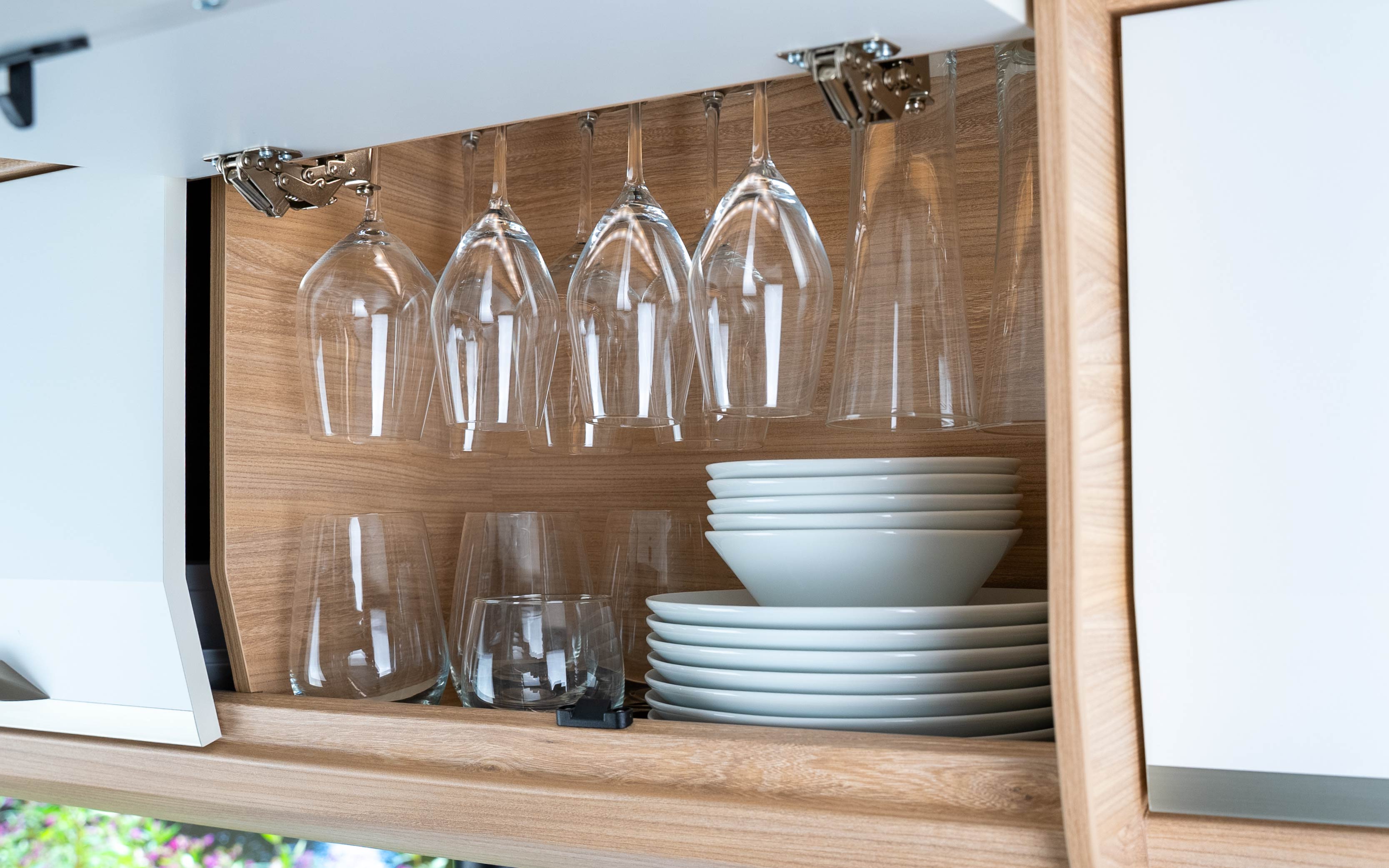 Utilizzo del 100% dello spazio - bicchieri magnetici appesi a una guida metallica e stoviglie in piedi fissate con un tappetino metallico