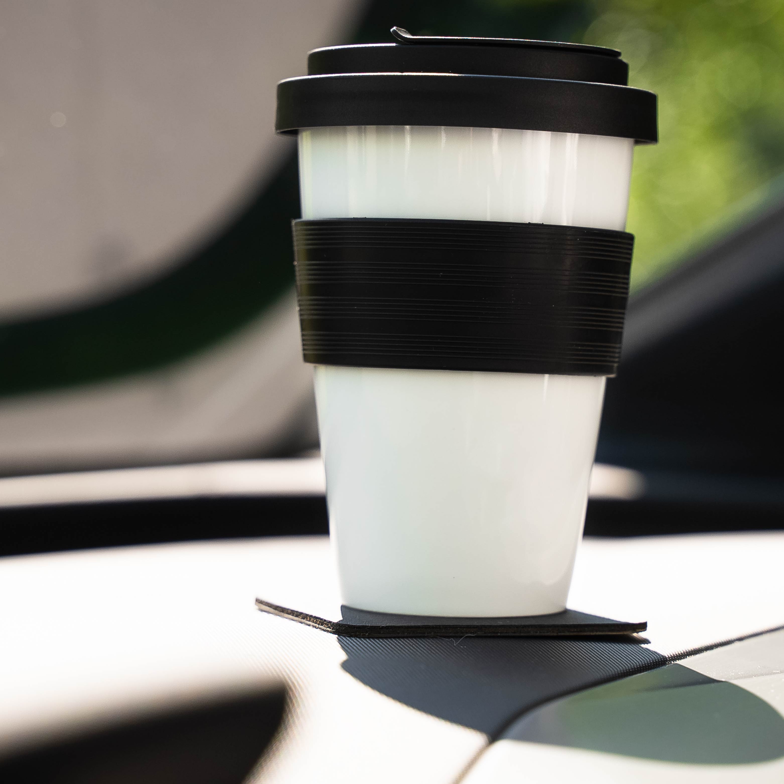 La tazza magnetica in porcellana è fissata al cruscotto con un cuscinetto