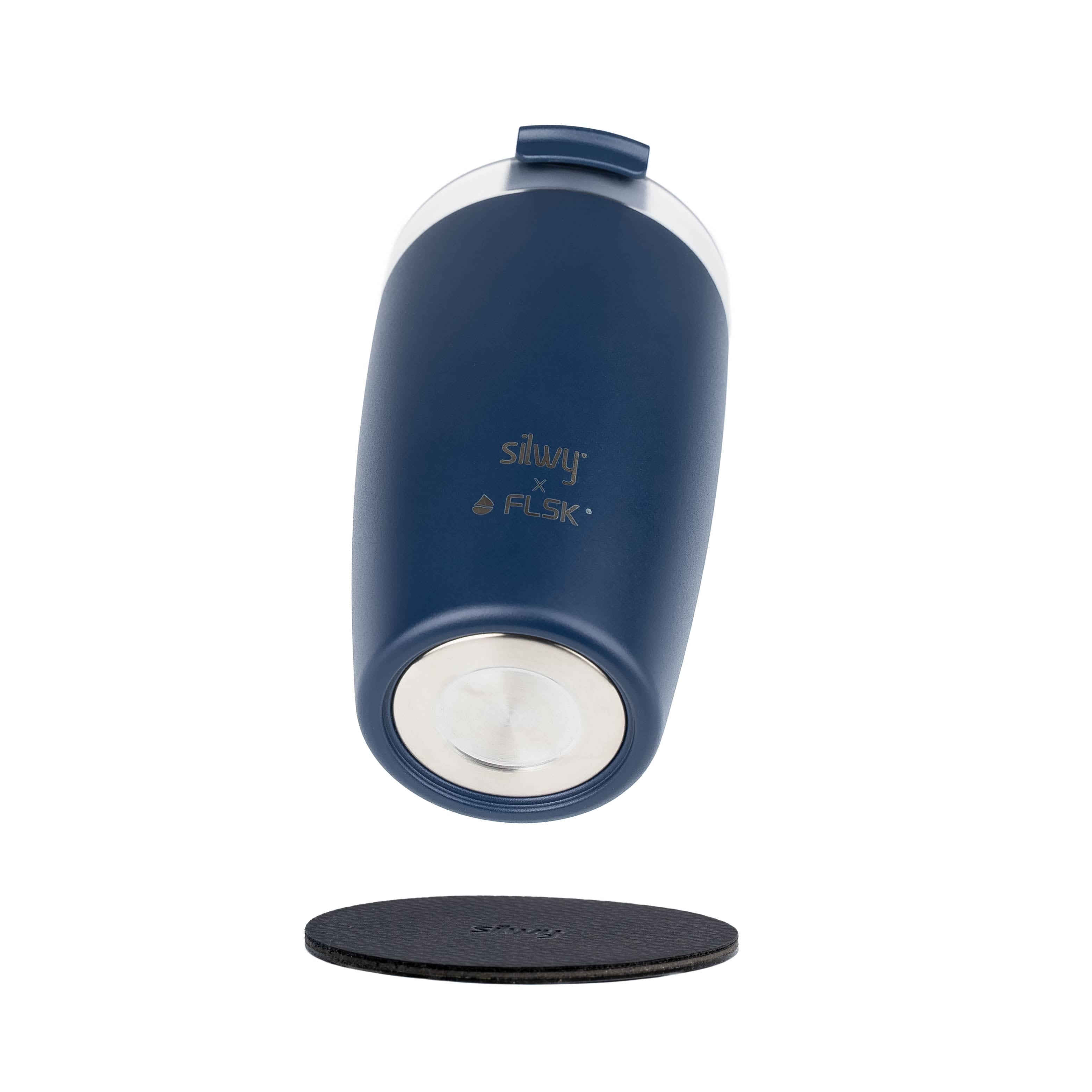 La thermocup silwy x FLSK nel colore midnight con magnete integrato nella base e il cuscinetto rotondo in nano-gel metallico