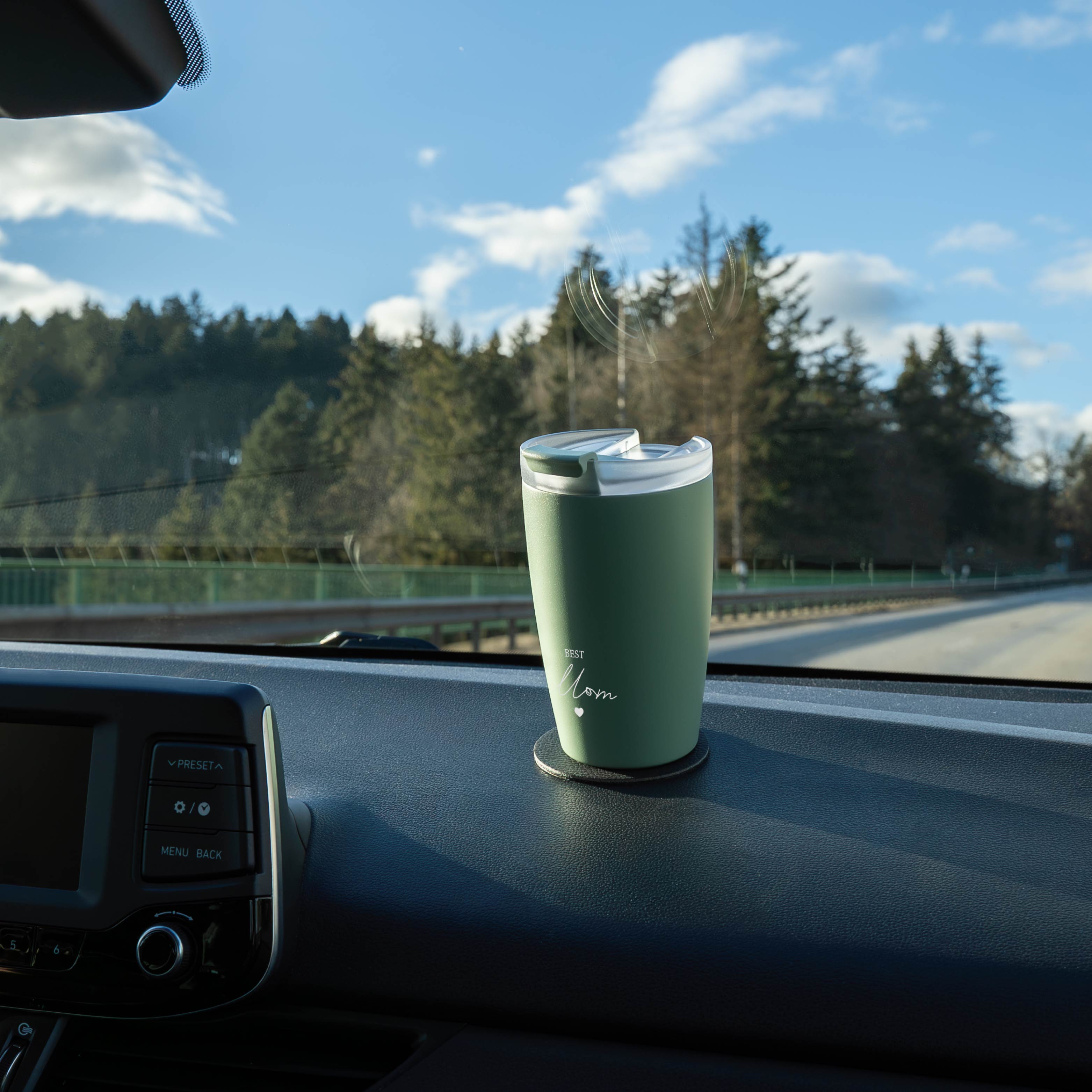 BEST MOM Thermocup SAGE sul cruscotto 