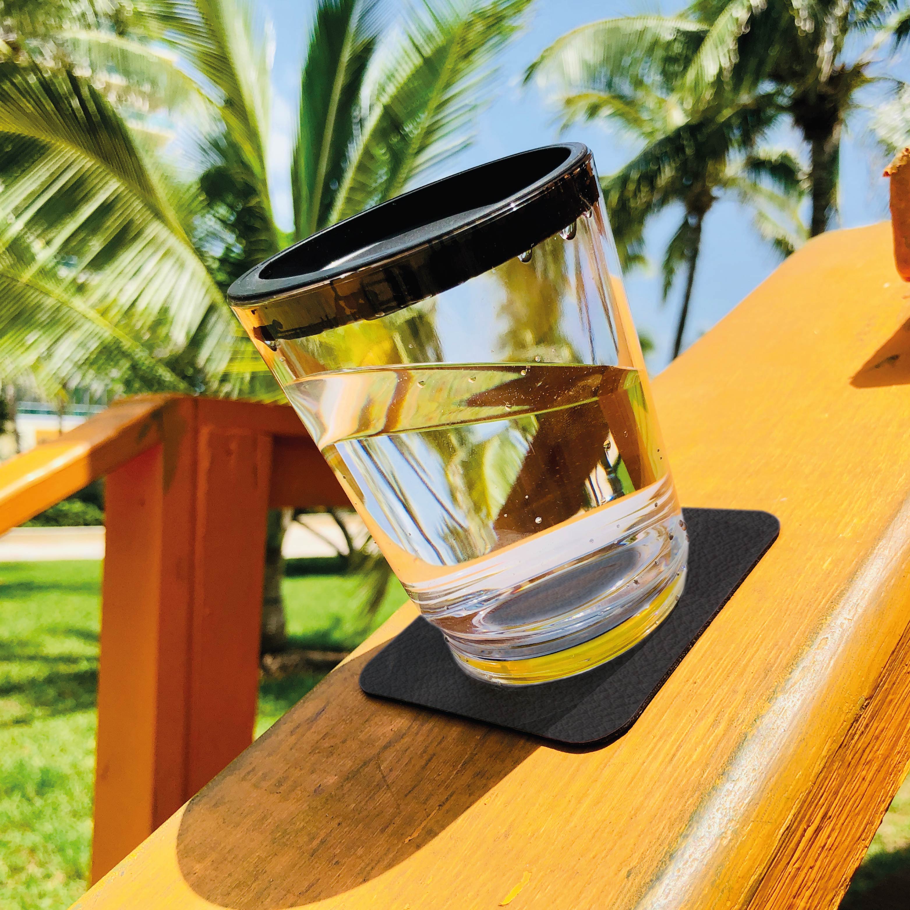 Tazza magnetica Triple Classic riempita d'acqua e fissata al cuscinetto di nano-gel metallico che la accompagna su una superficie inclinata 