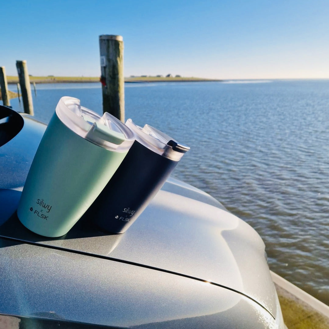 Termocoperte magnetiche sul cofano davanti a un lago