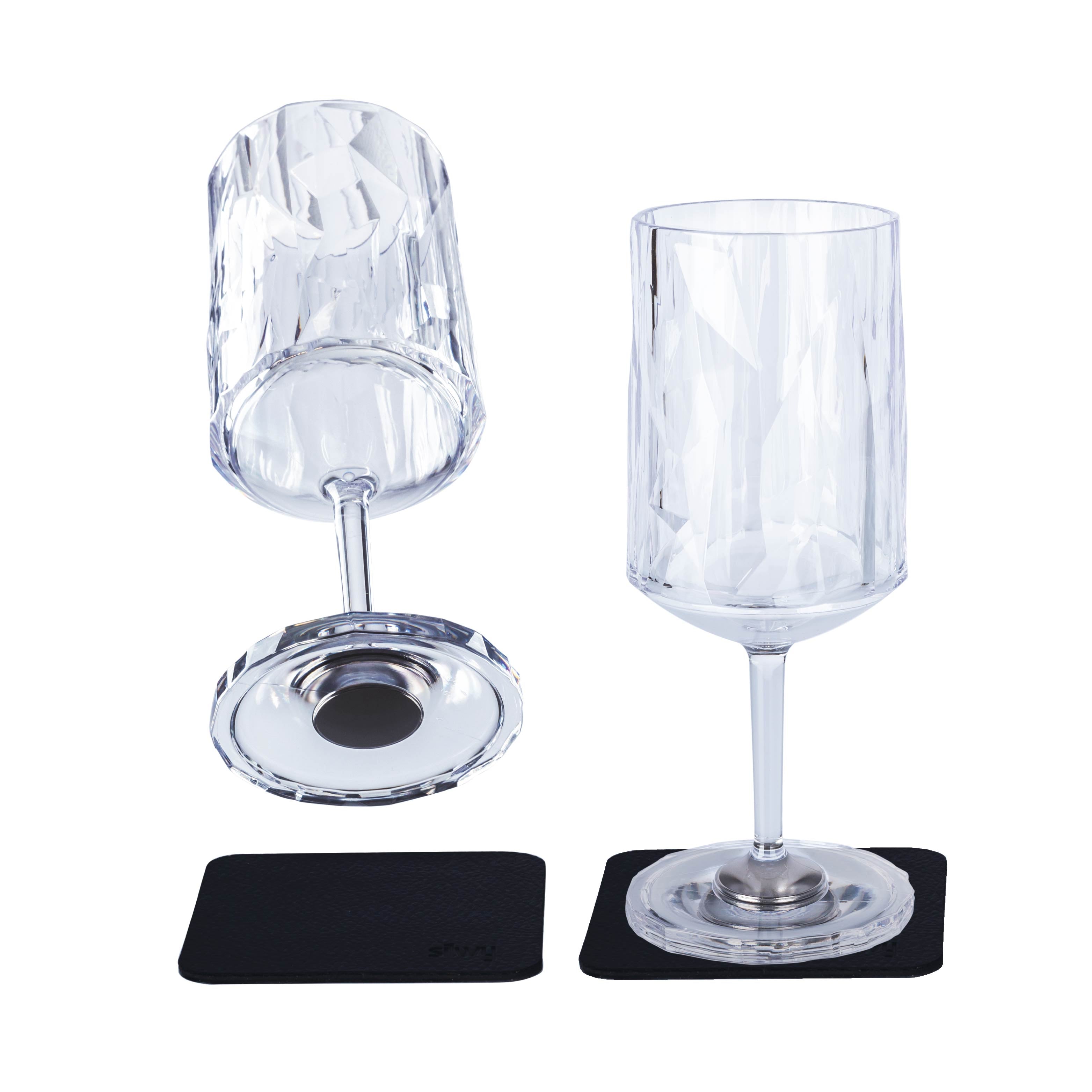 Due bicchieri da vino in plastica magnetici a libera installazione sui cuscinetti