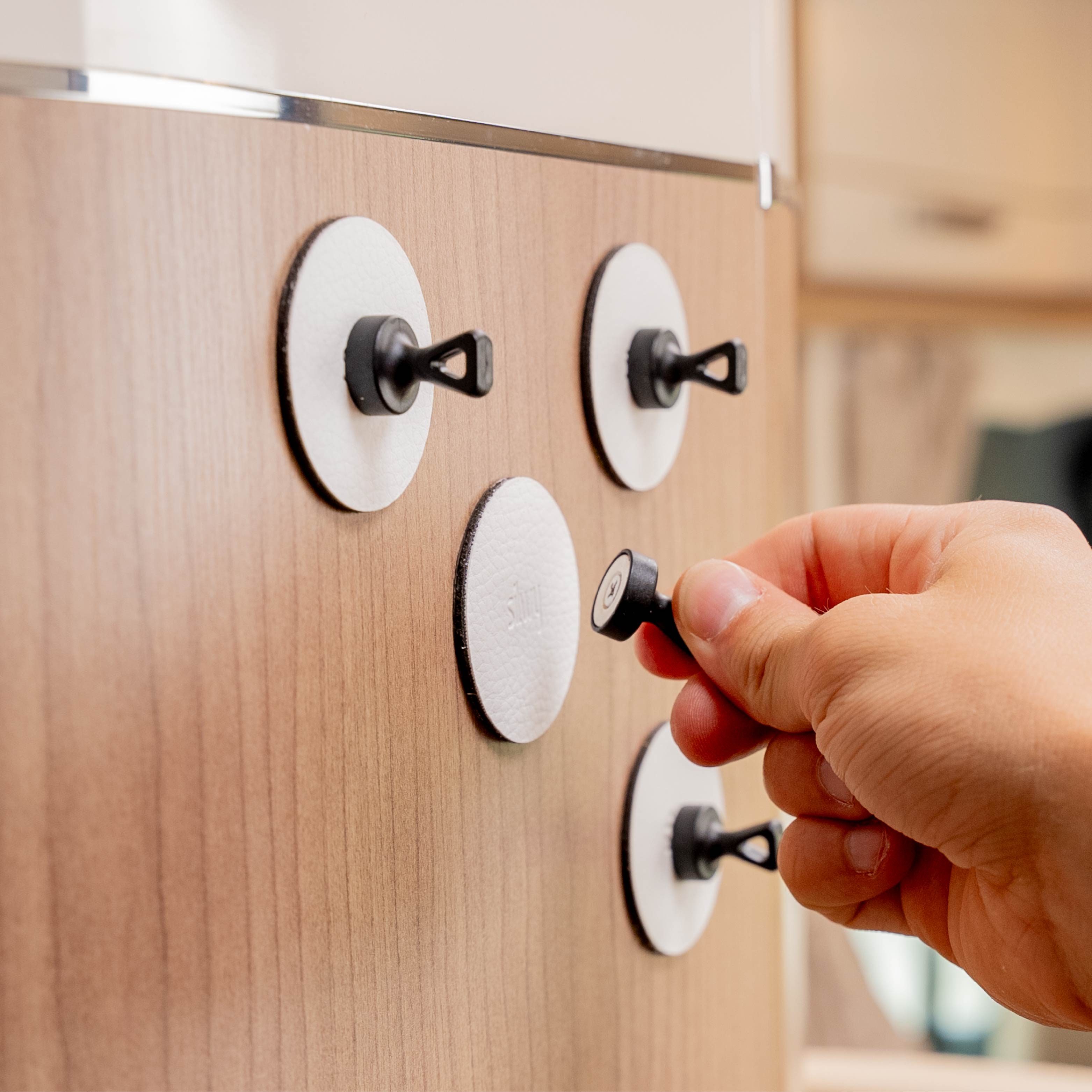 Il perno del magnete viene rimosso dalla piazzola